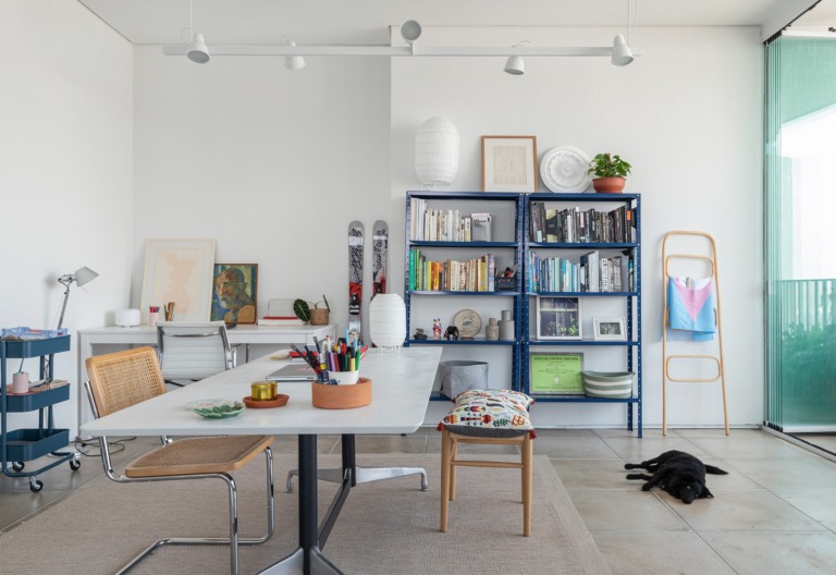 decoração escritorio cadeira breuer carrinho azul