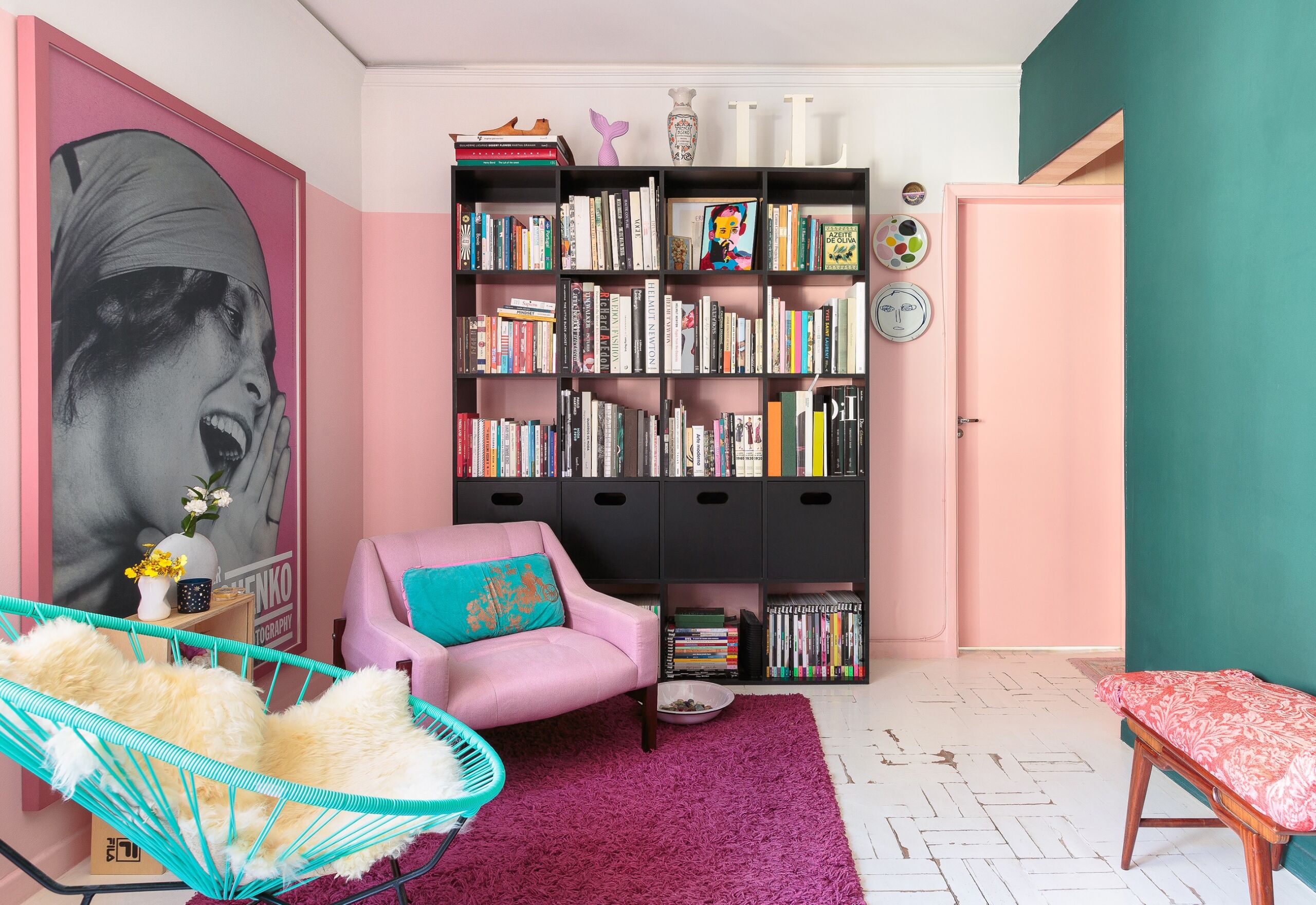 decoração colorida sala cadeira acapulco parede rosa e azul estante preta poltrona rosa