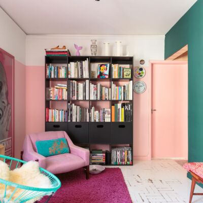decoração colorida sala cadeira acapulco poltrona rosa estante preta