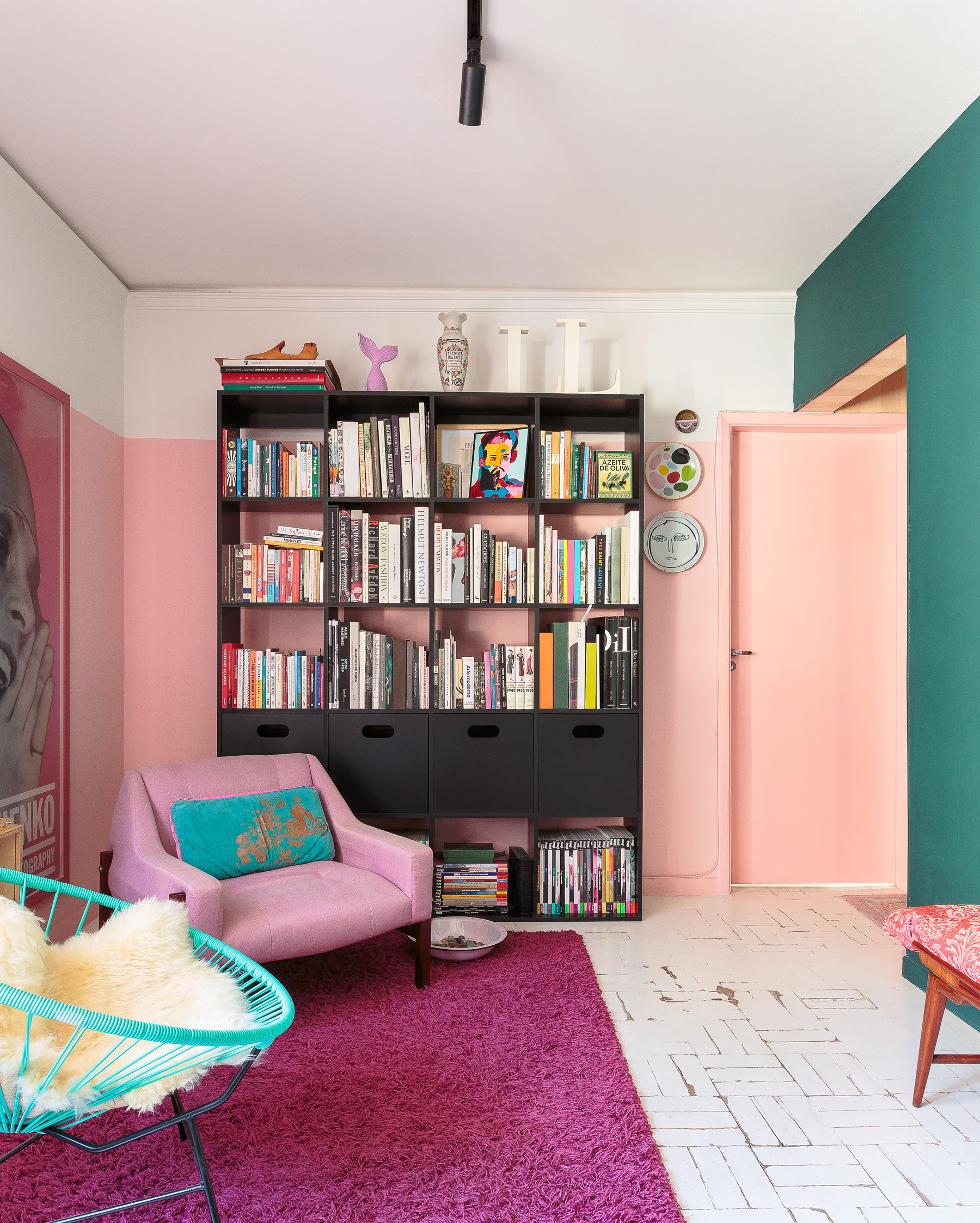 decoração colorida sala cadeira acapulco poltrona rosa estante preta