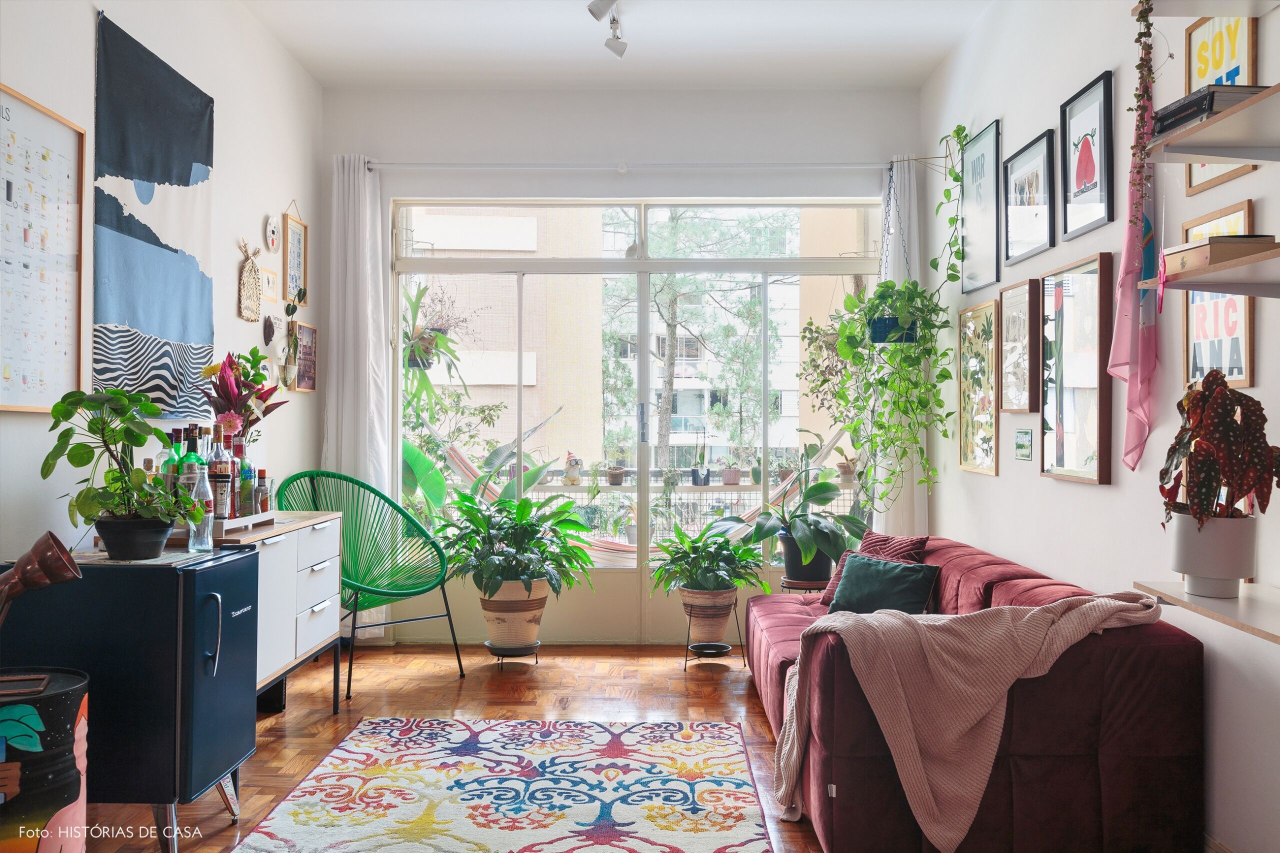 decoração sala sofá vermelho cadeira acapulco