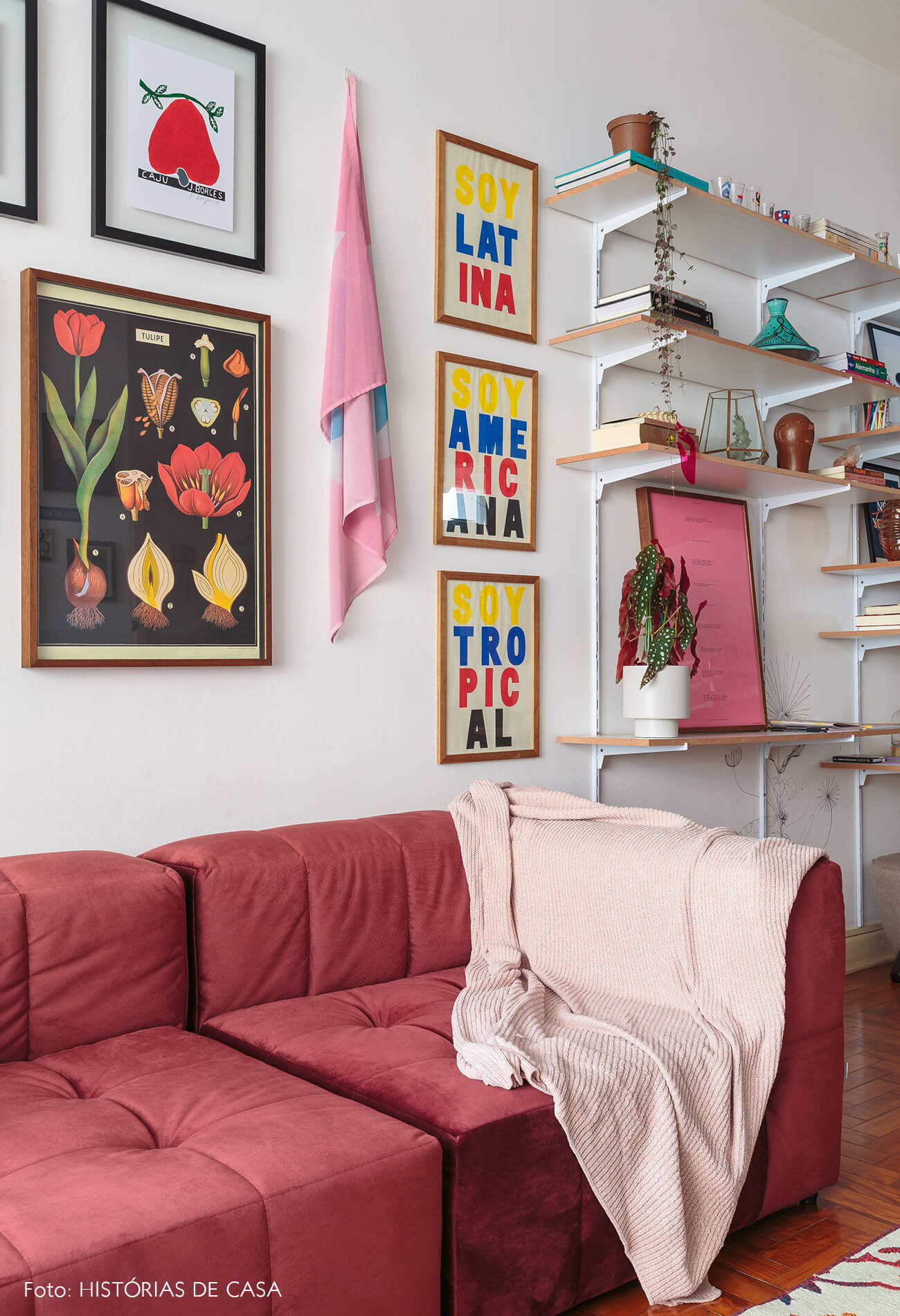 decoração sala sofa vermelho estantes brancas