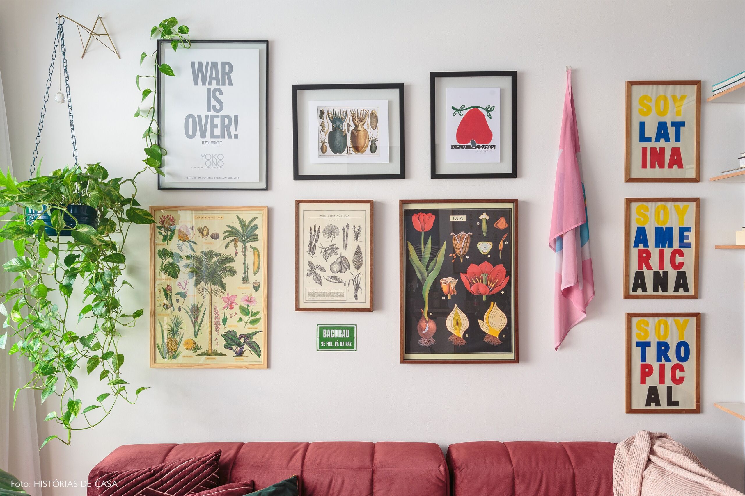 decoração sala quadros parede sofa vermelho