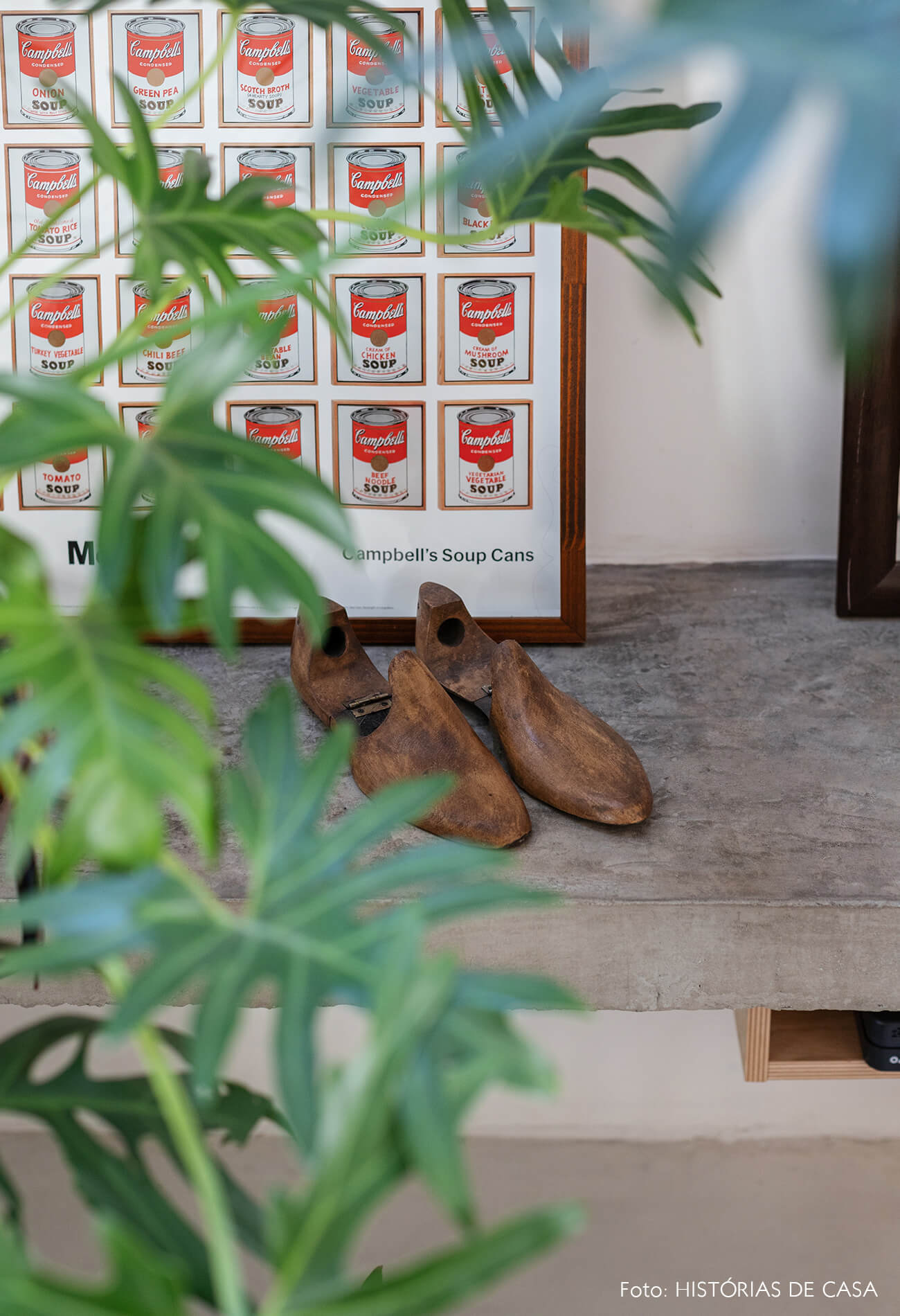 decoração estante concreto sapato madeira