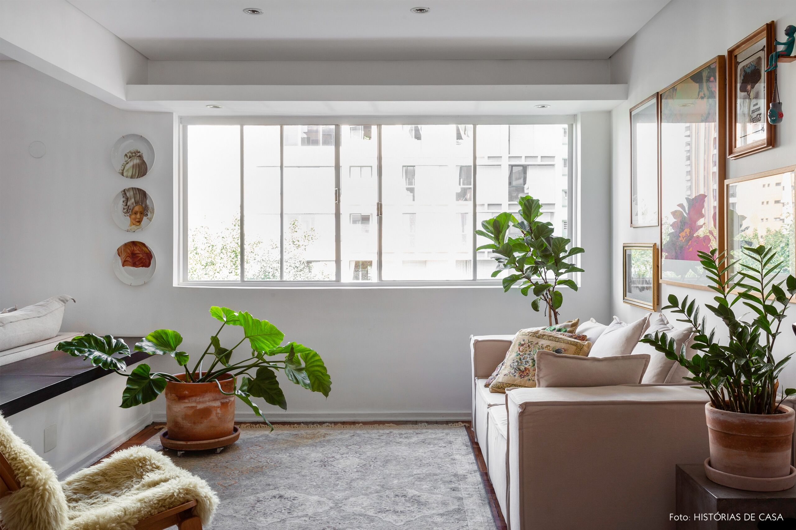 Apartamento alugado com ambientes integrados e muitos objetos vintage para uma decoração com personalidade