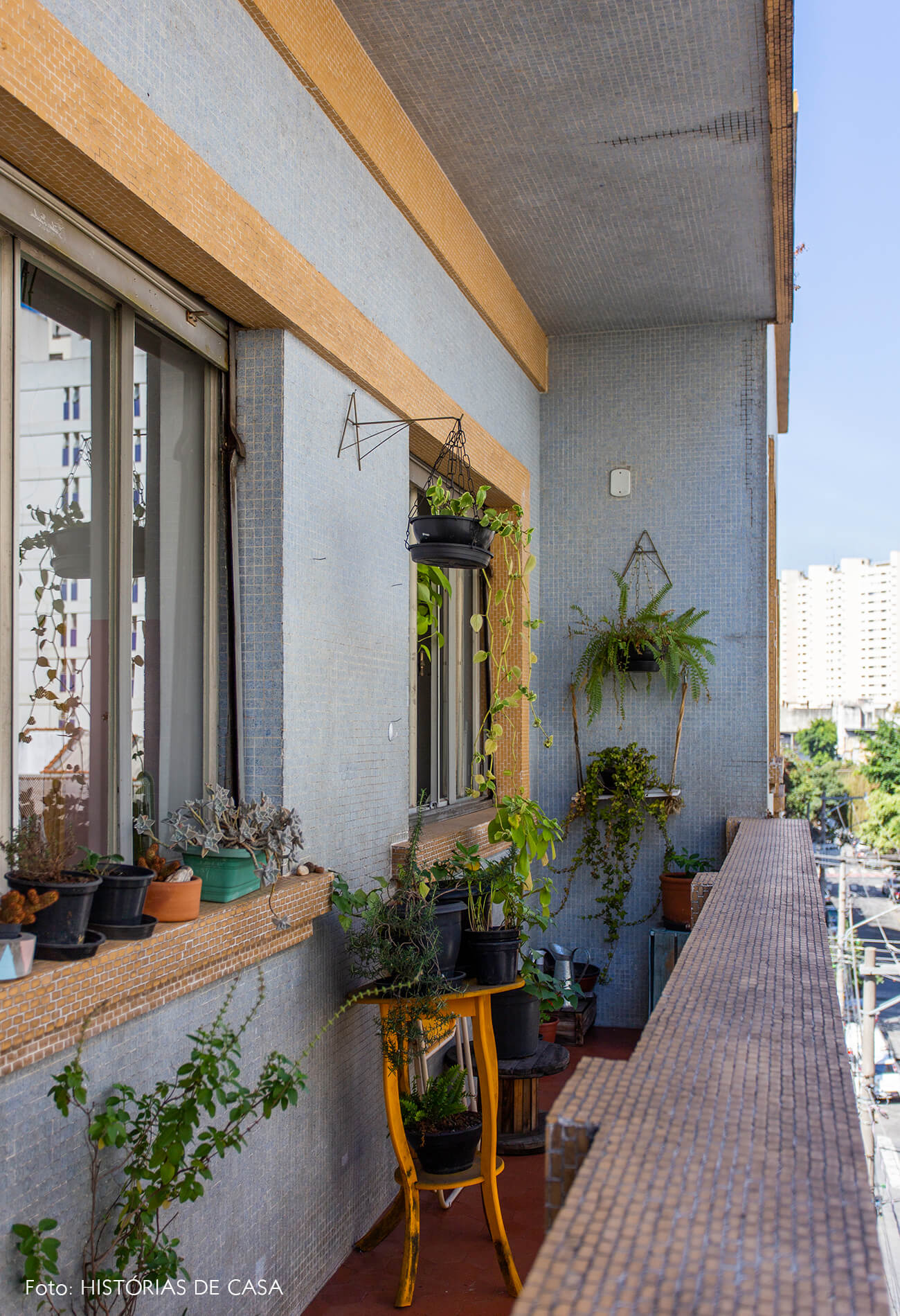 decoração varanda muitas plantas cesto