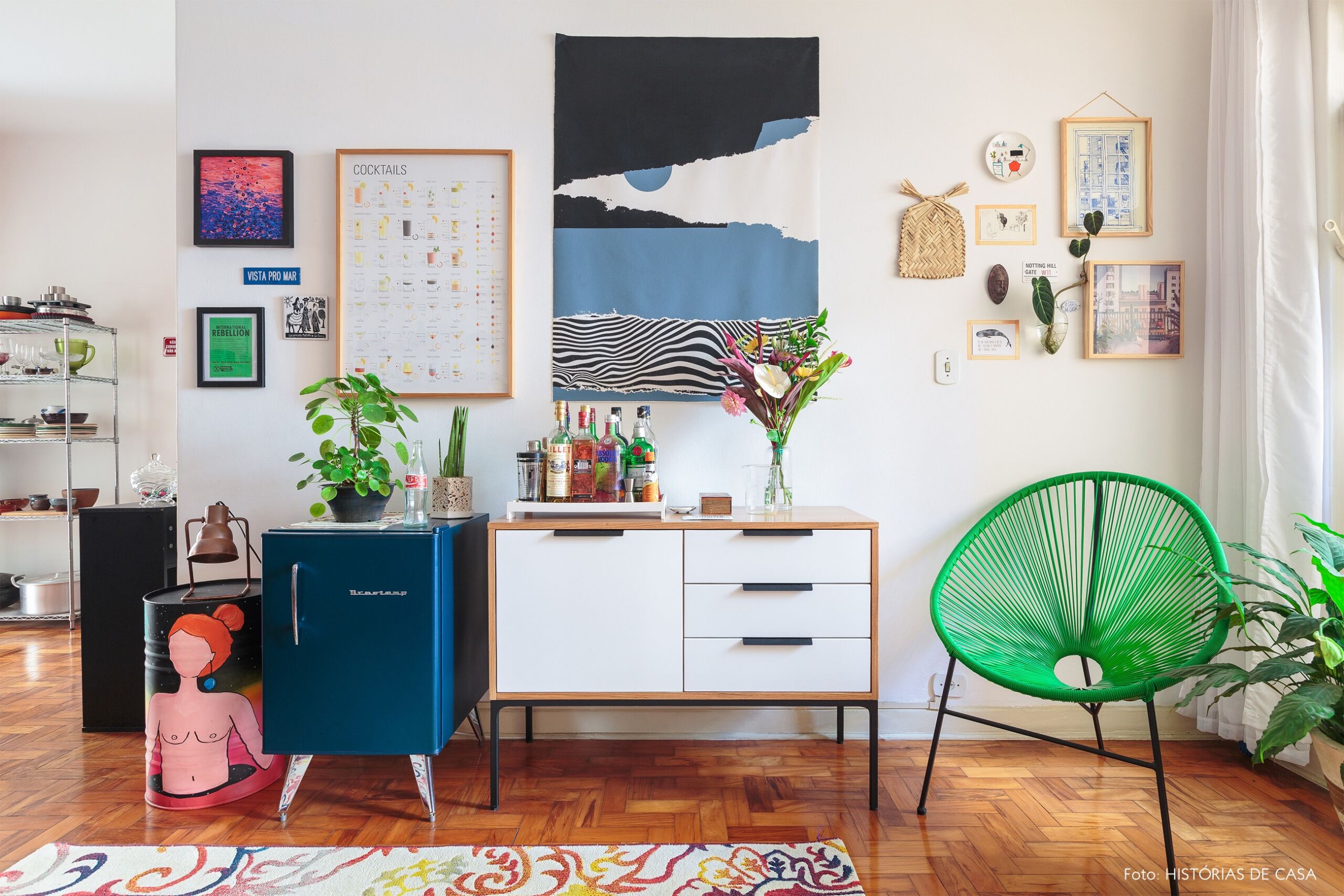 decoração sala cadeira acapulco frigobar vintage