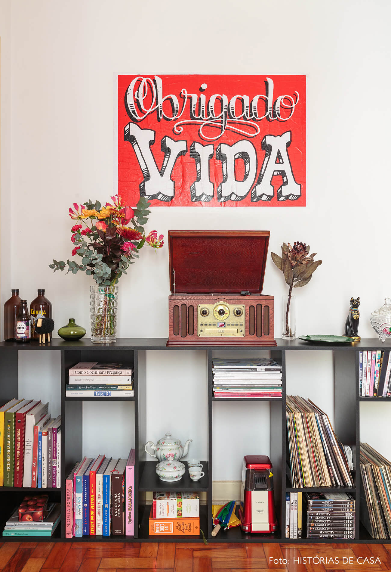 decoração estante preta