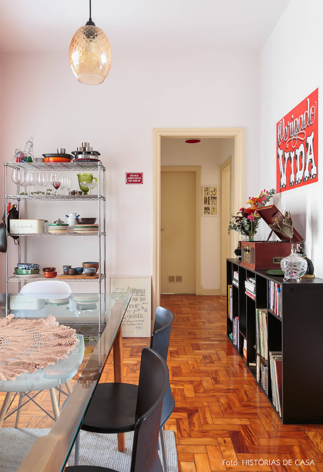 decoração sala jantar mesa vidro cadeira eames