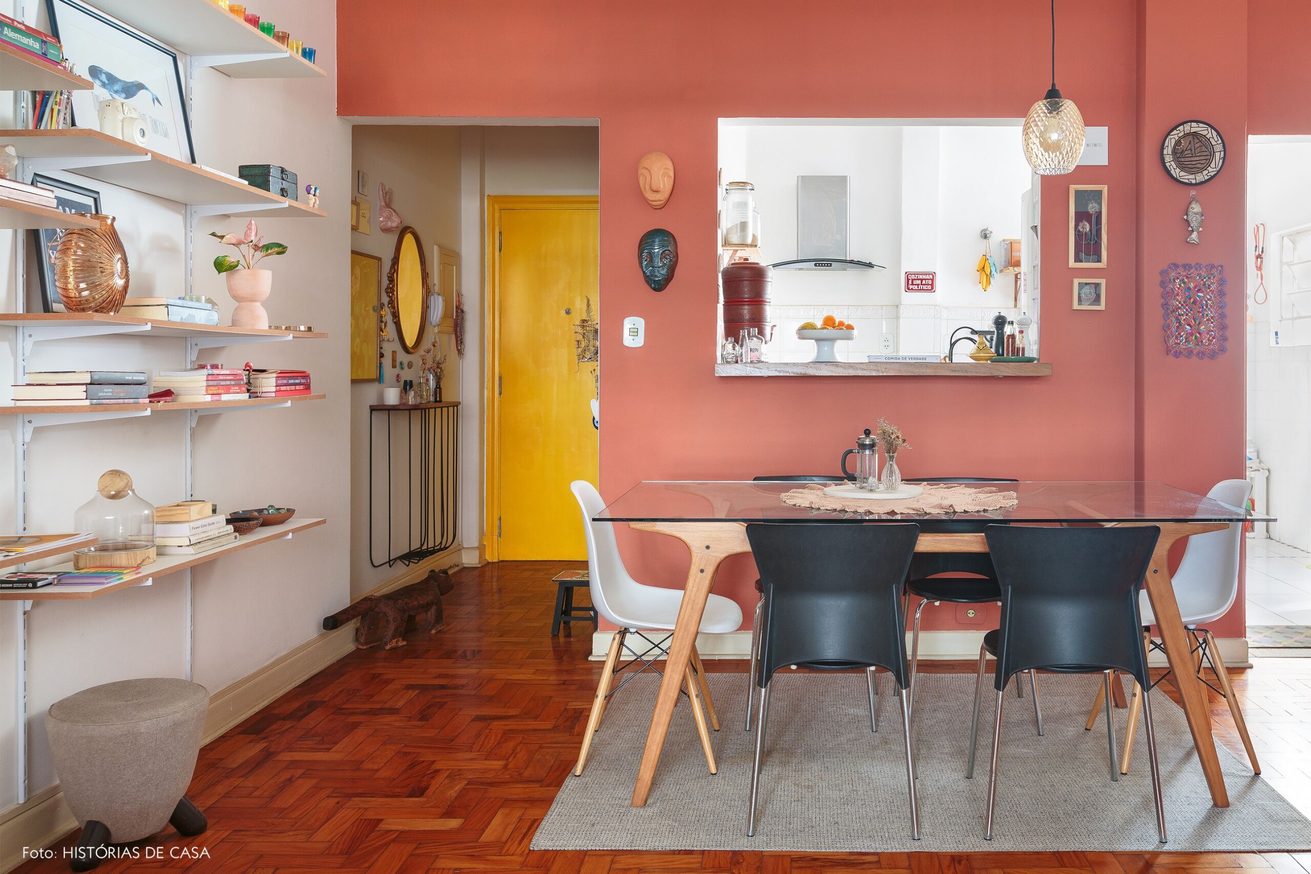 decoração sala jantar parede terracota cadeira eames