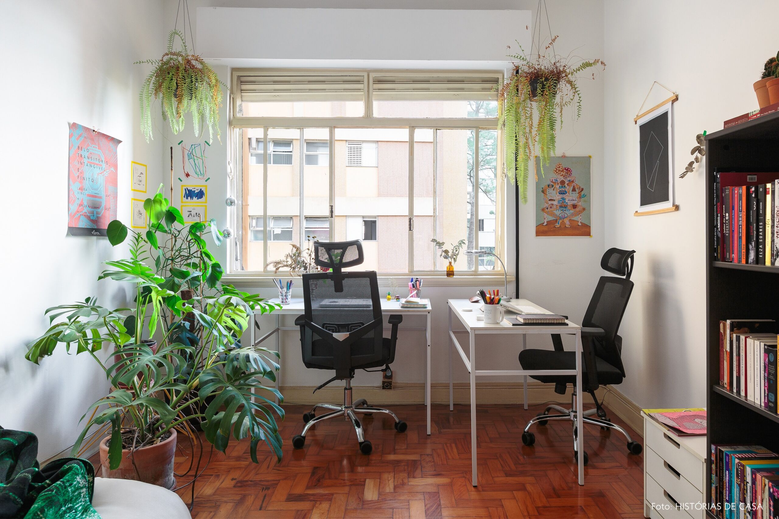 decoração escritório mesas brancas plantas