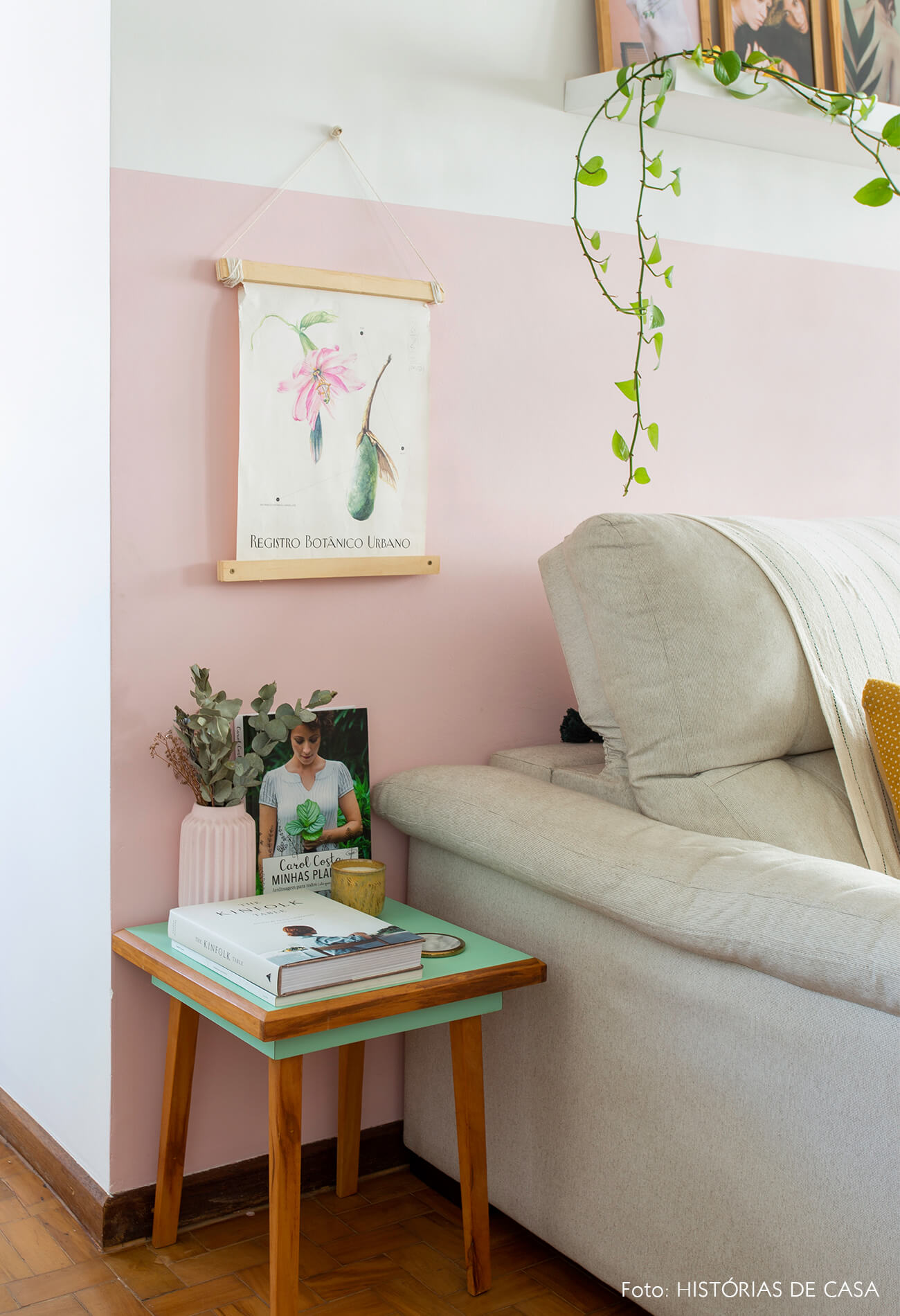 decoração sala meia parede rosa mesa lateral verde
