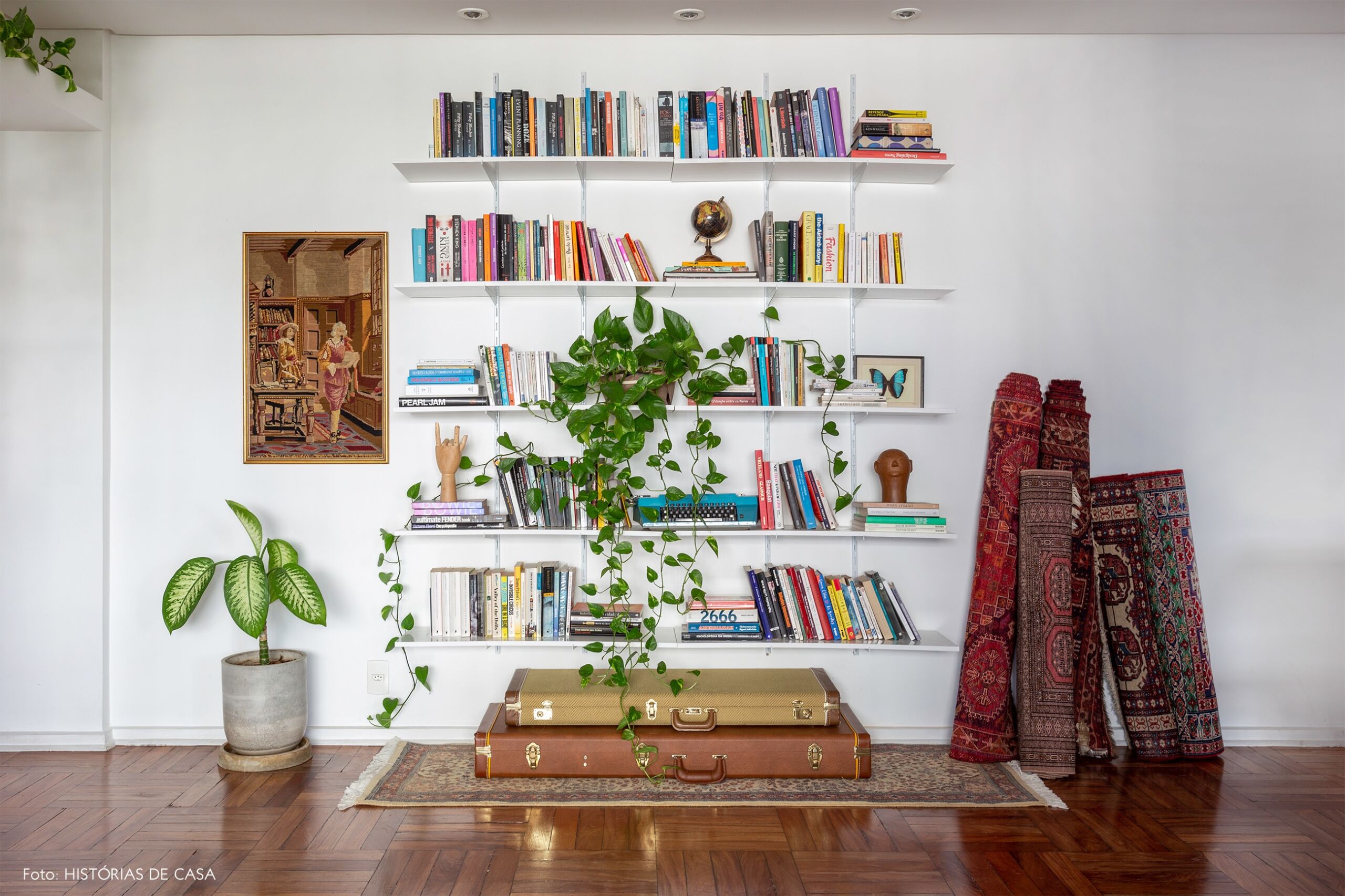 Apartamento alugado com estante de trilhos e piso de tacos