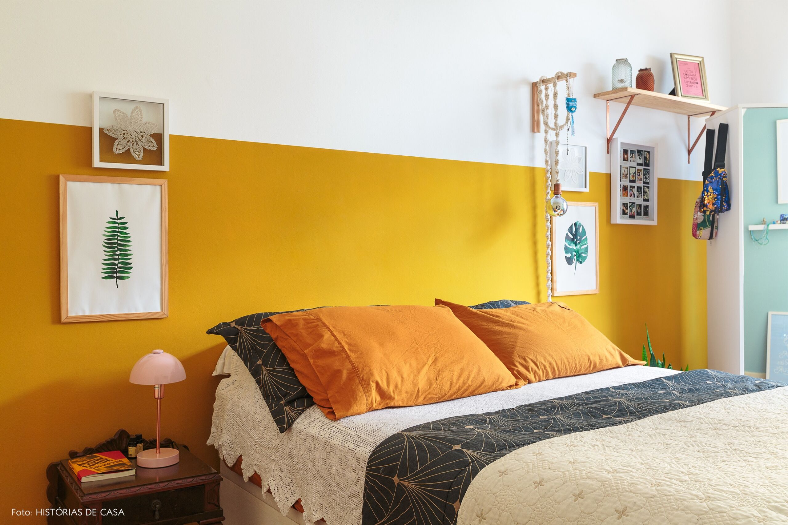 decoração quarto meia parede mostarda luminaria croche