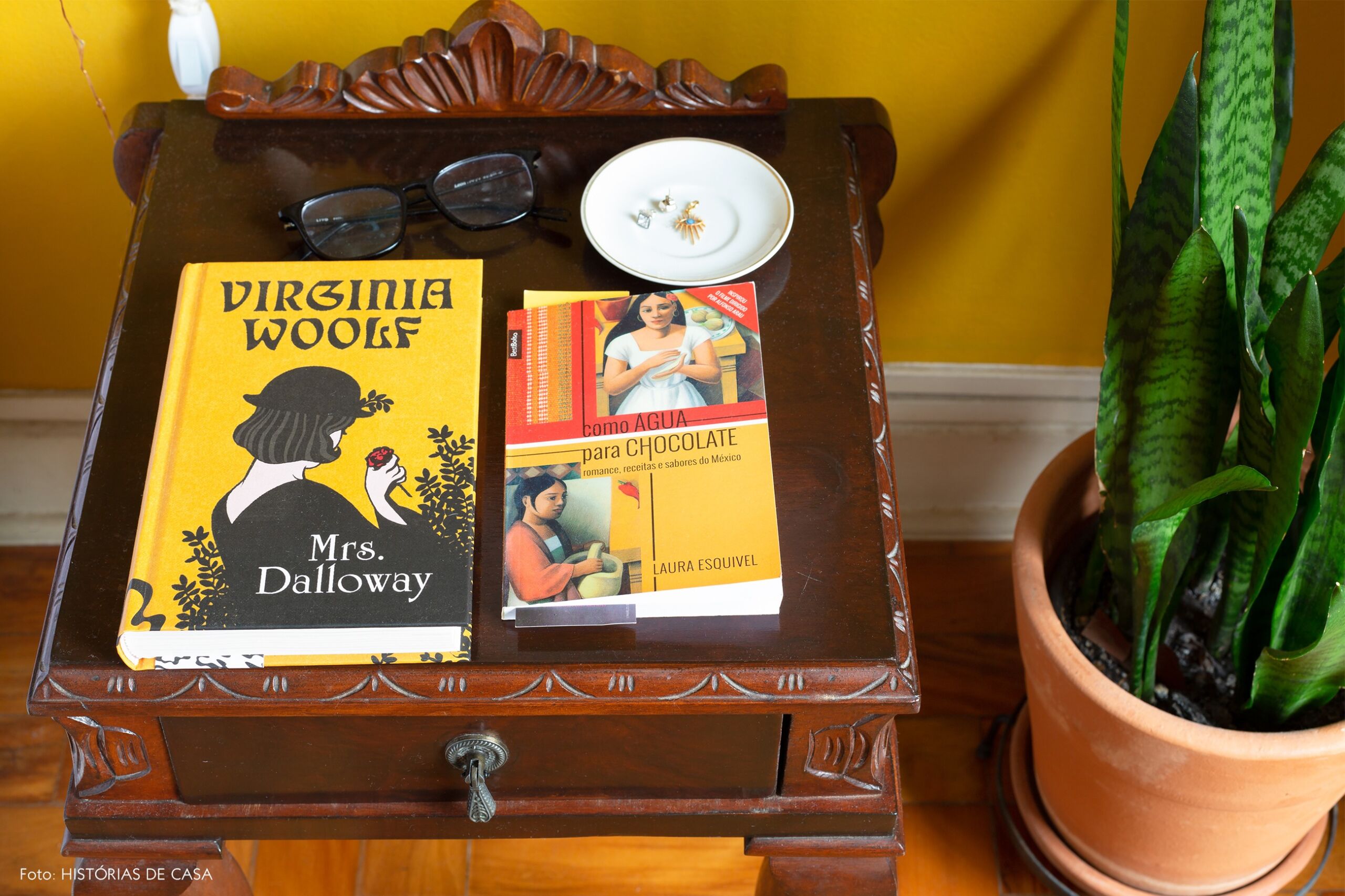 decoração mesa cabeceira vintage madeira