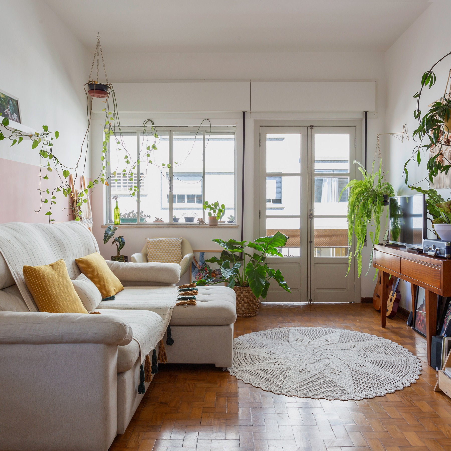 decoração sala meia parede rosa