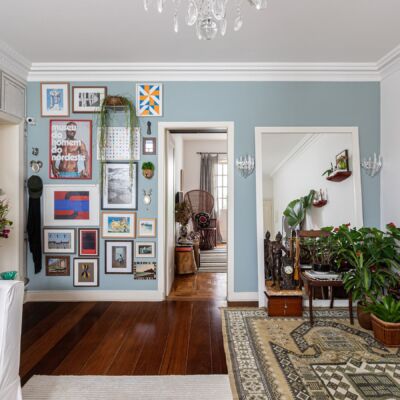 decoração sala parede azul galeria