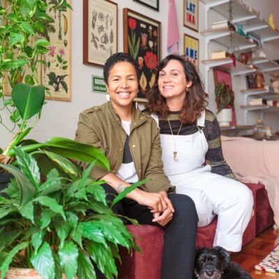 decoração retrato em sala com sofá vermelho e plantas