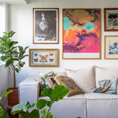 Apartamento alugado com ambientes integrados e muitos objetos vintage para uma decoração com personalidade