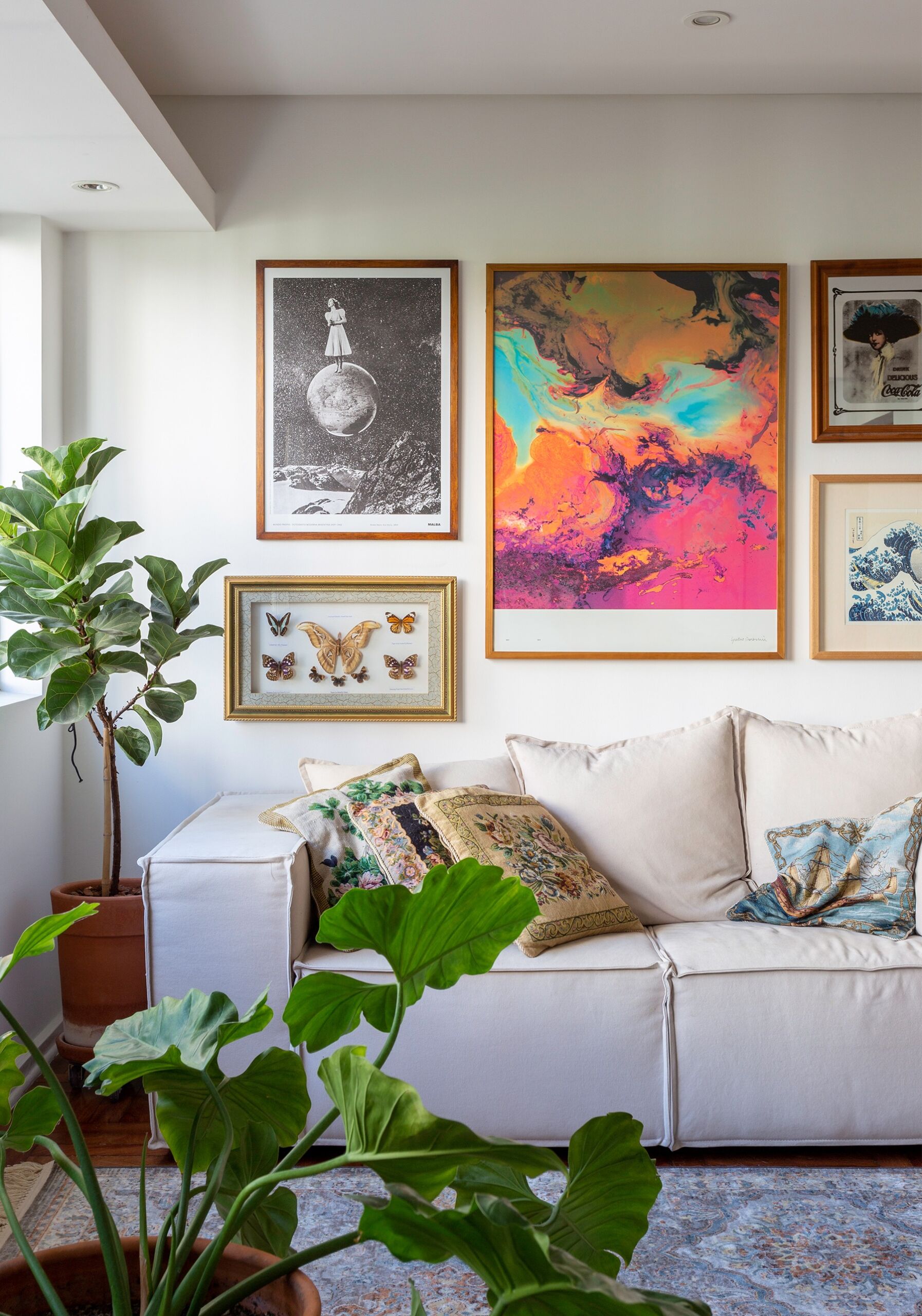 Apartamento alugado com ambientes integrados e muitos objetos vintage para uma decoração com personalidade