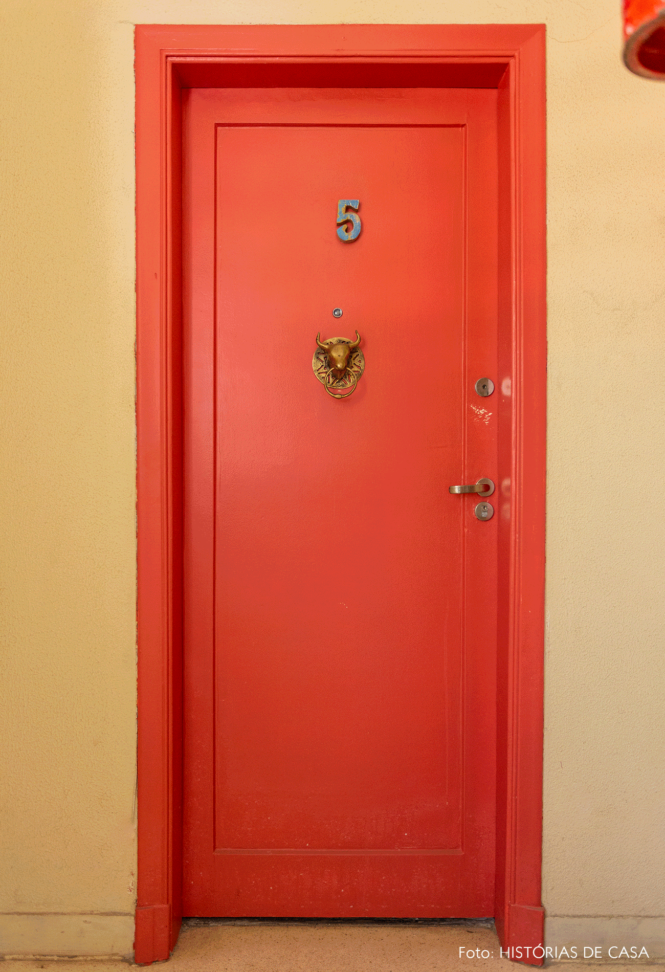 Apartamento com porta colorida