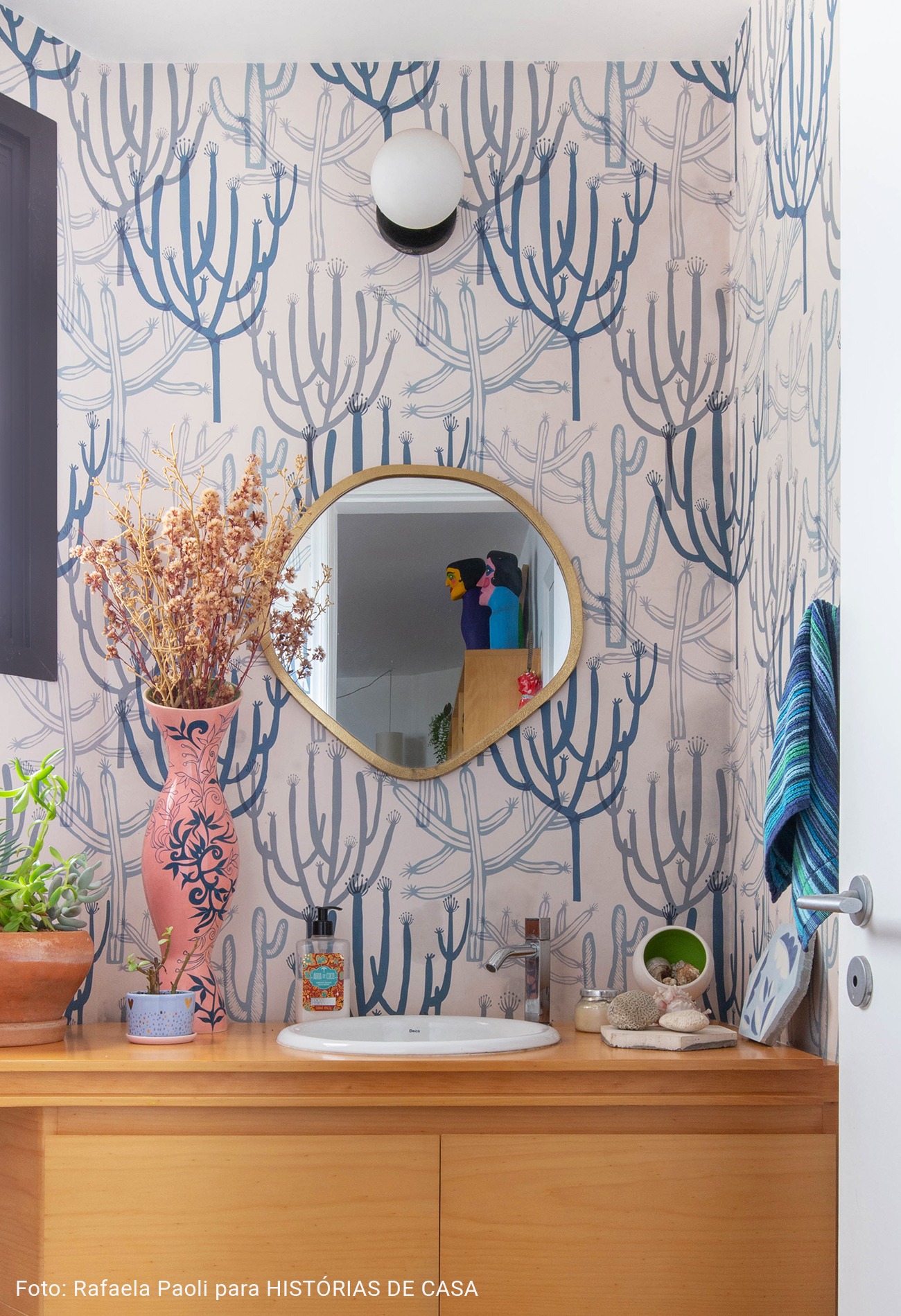 O apartamento colorido e vibrante da artista Joana Lira no Histórias de Casa