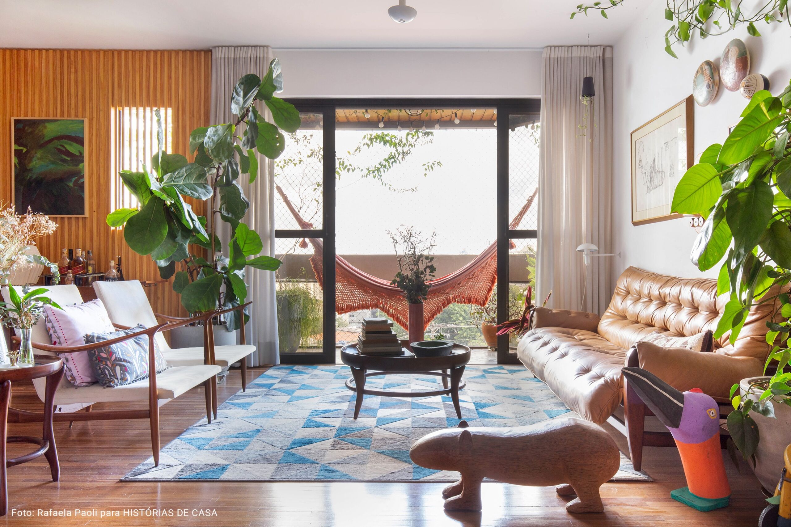 O apartamento colorido e vibrante da artista Joana Lira no Histórias de Casa