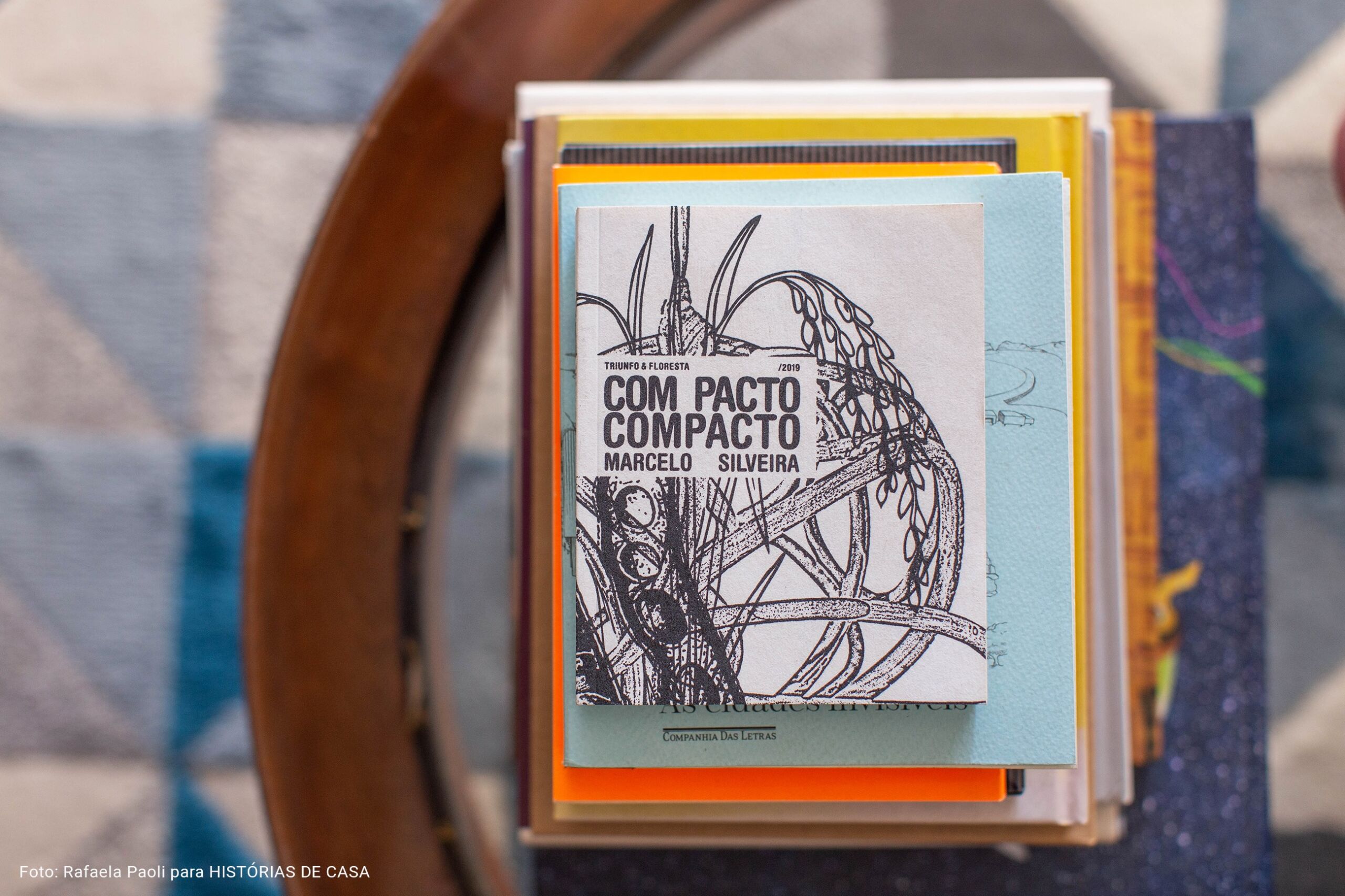 O apartamento colorido e vibrante da artista Joana Lira no Histórias de Casa