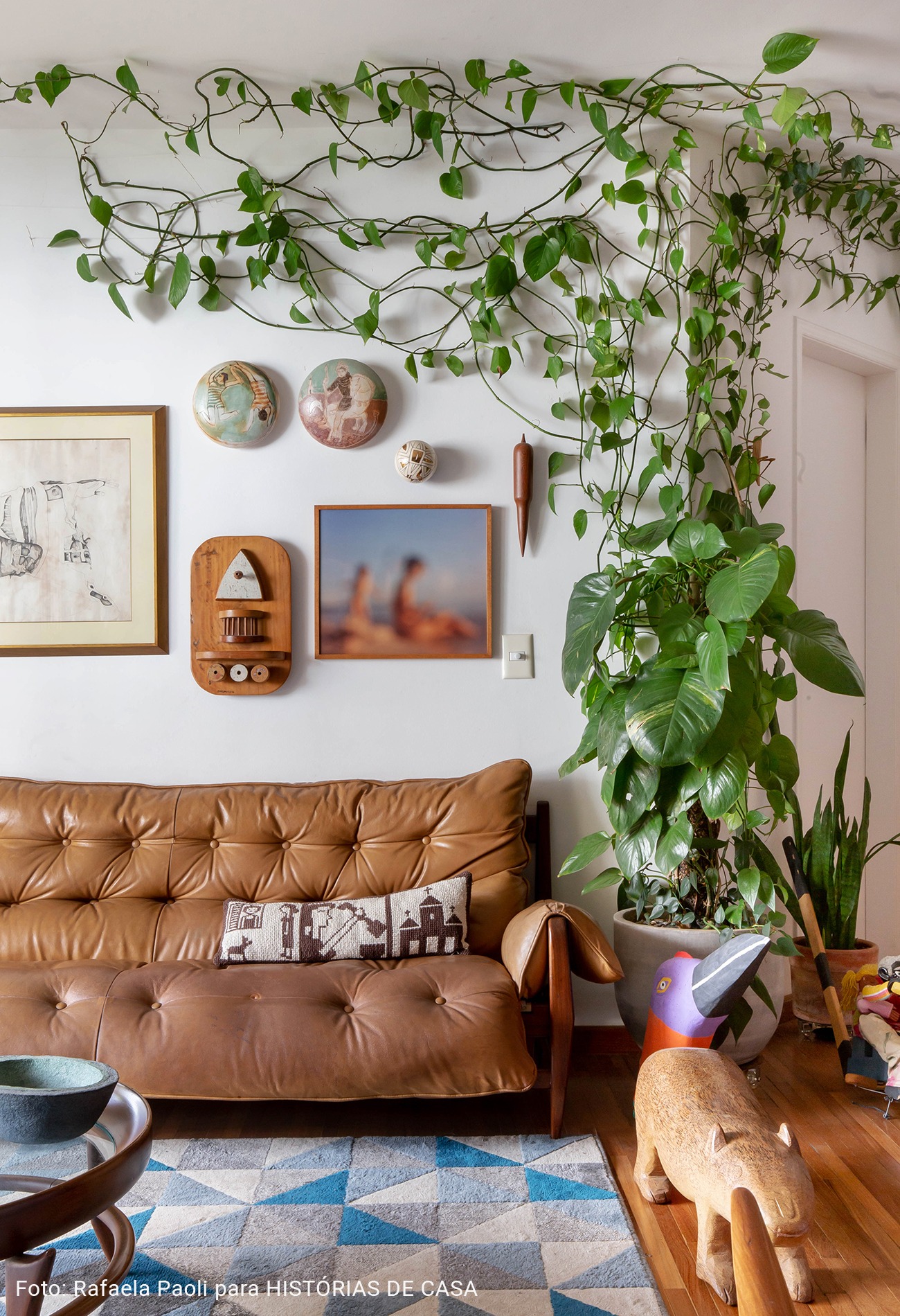 O apartamento colorido e vibrante da artista Joana Lira no Histórias de Casa