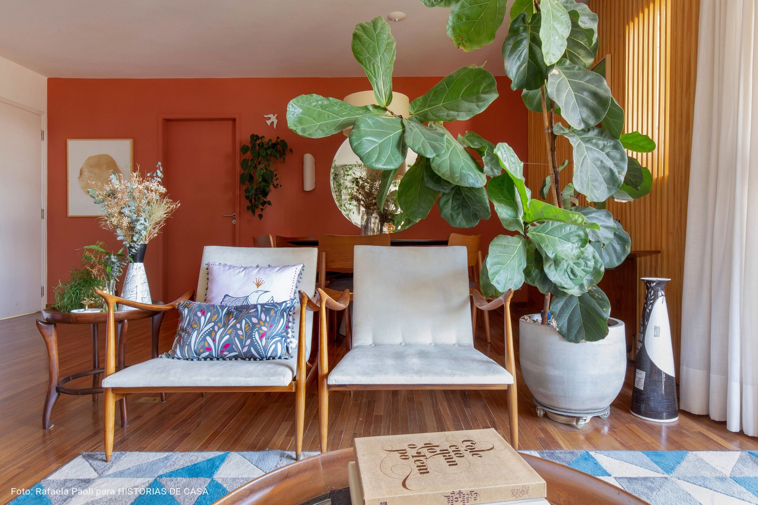 O apartamento colorido e vibrante da artista Joana Lira no Histórias de Casa