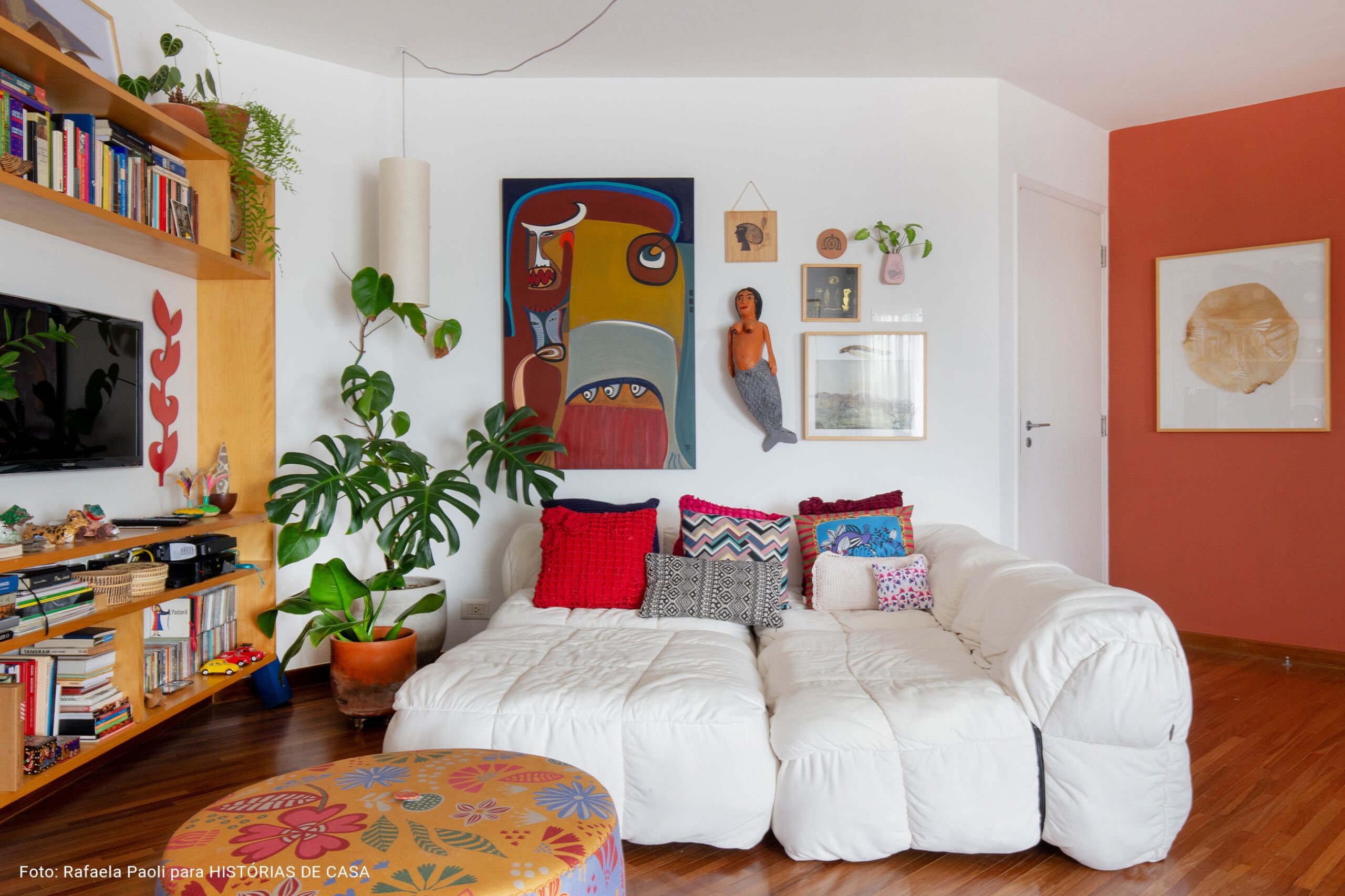 O apartamento colorido e vibrante da artista Joana Lira no Histórias de Casa