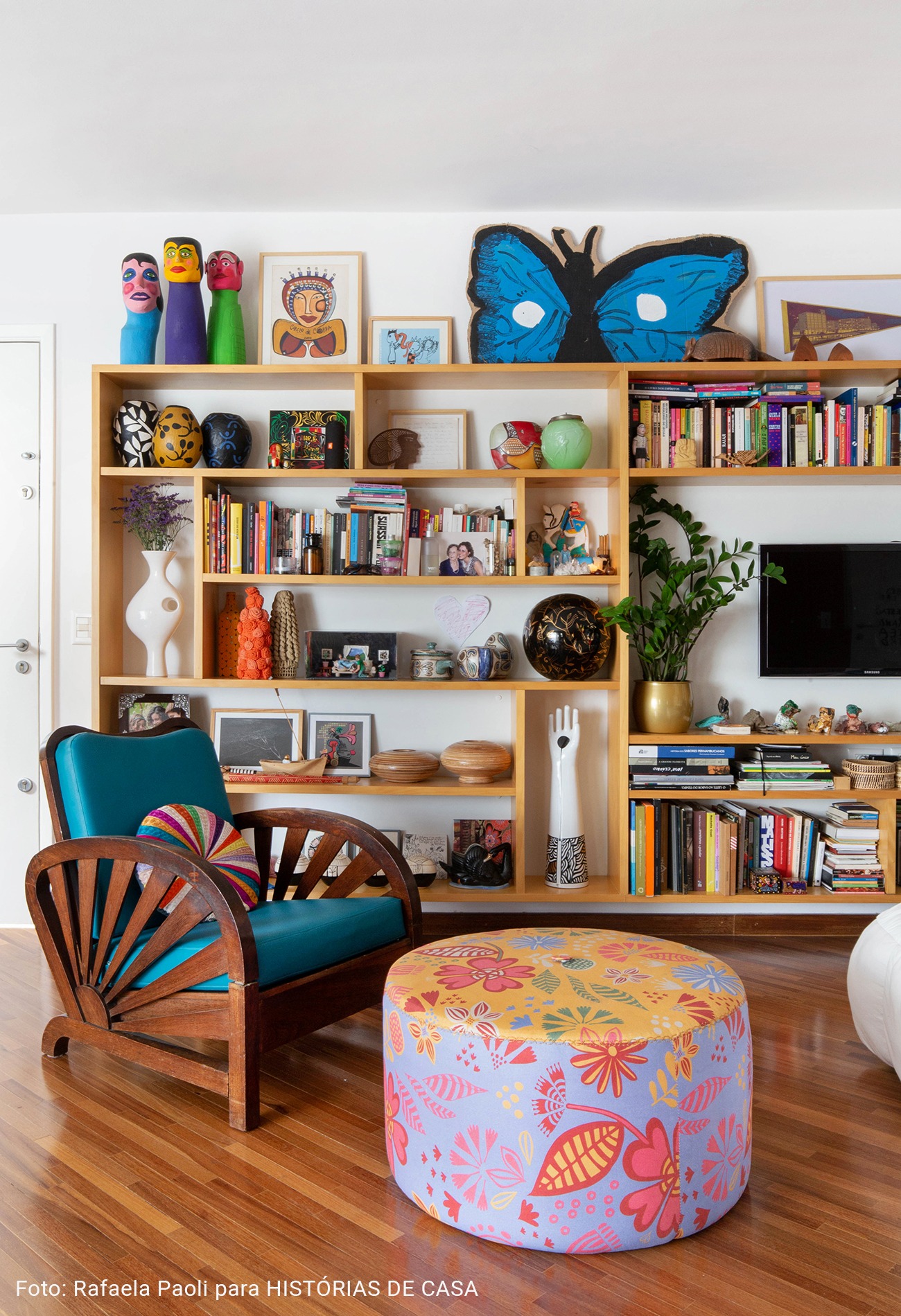 O apartamento colorido e vibrante da artista Joana Lira no Histórias de Casa