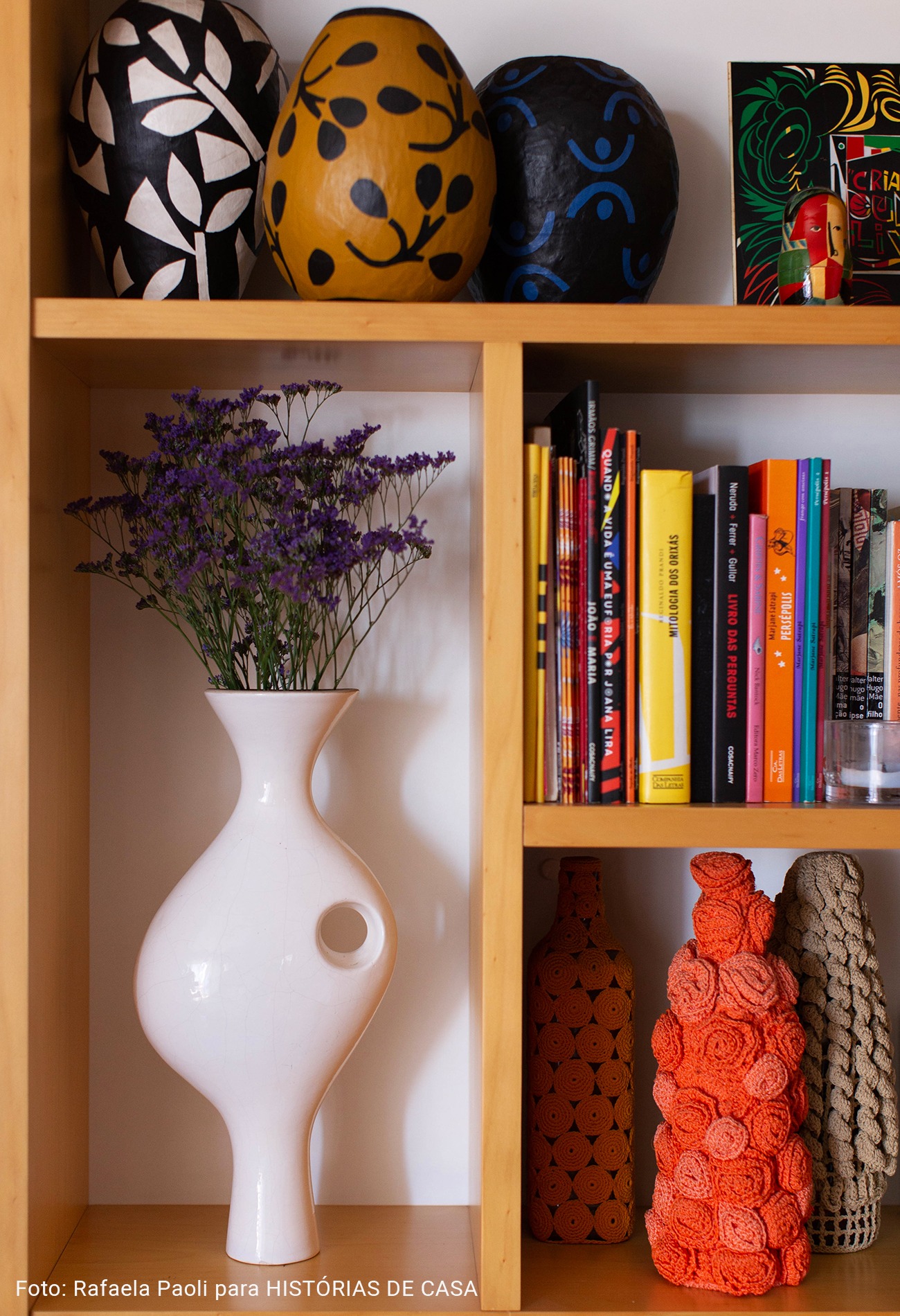 O apartamento colorido e vibrante da artista Joana Lira no Histórias de Casa