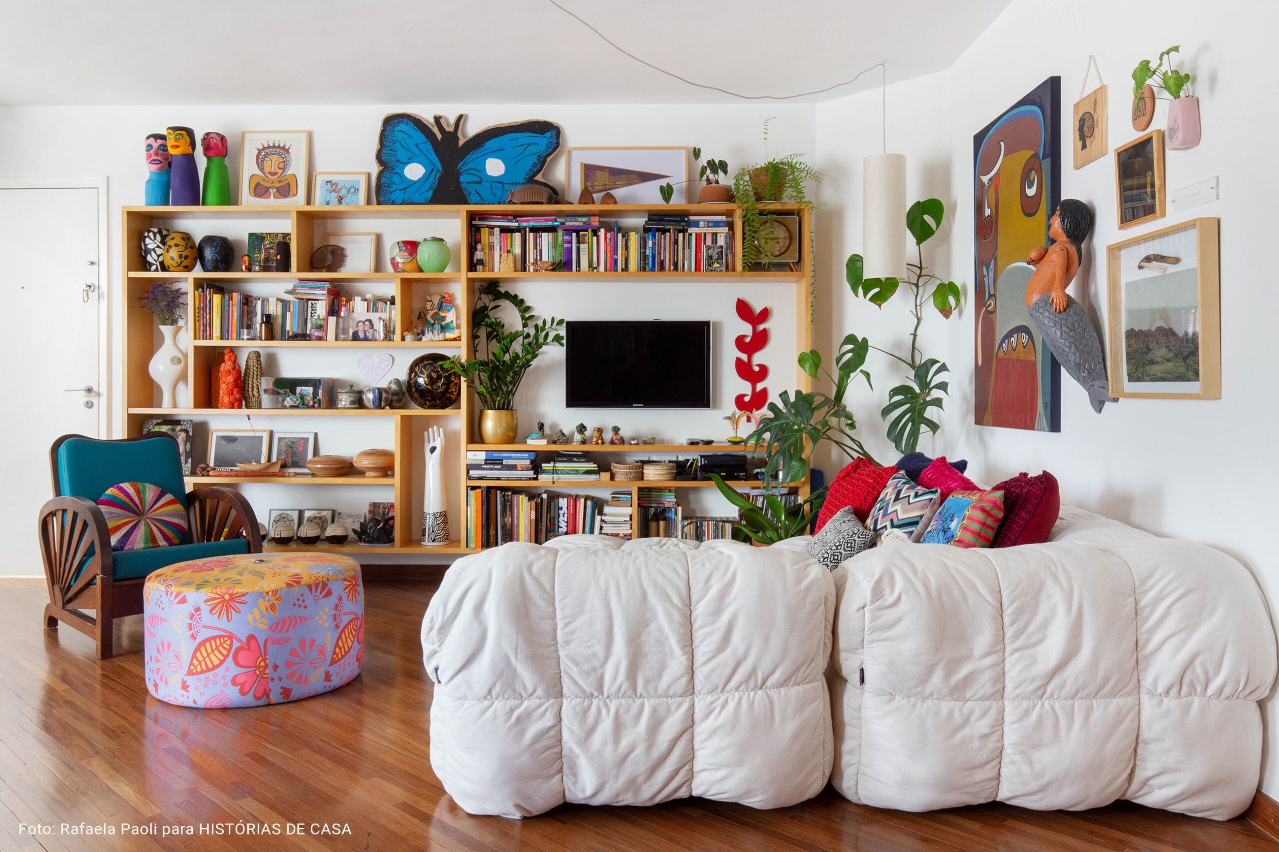 O apartamento colorido e vibrante da artista Joana Lira no Histórias de Casa