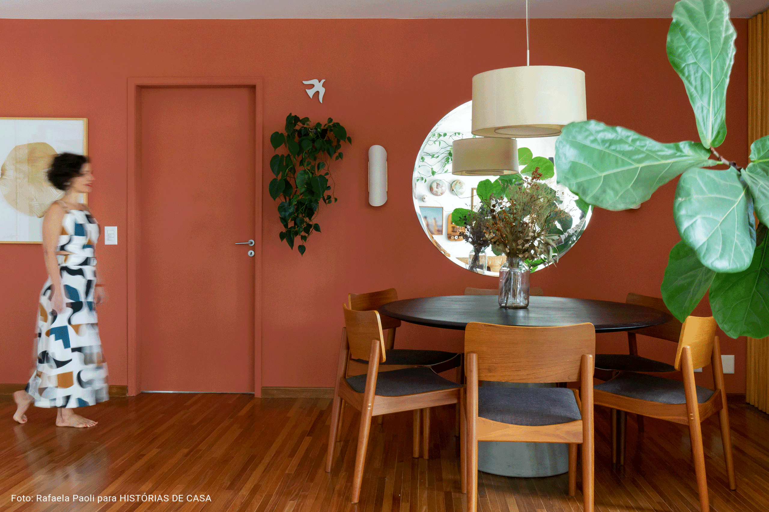 O apartamento colorido e vibrante da artista Joana Lira no Histórias de Casa