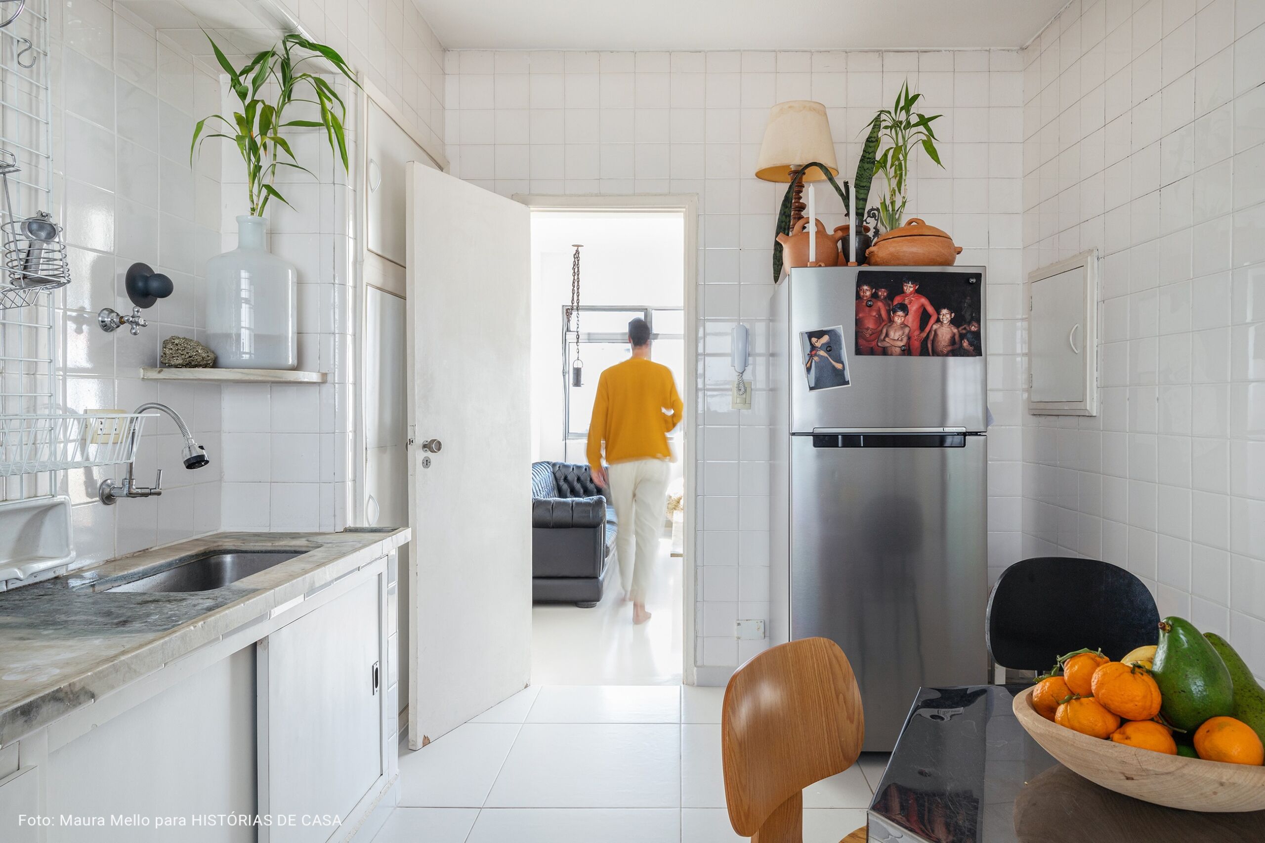 Apartamento antigo com piso branco e peças de design do Estúdio Orth