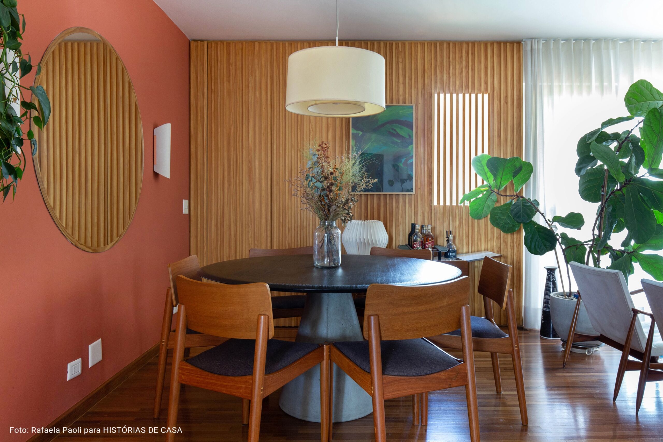 O apartamento colorido e vibrante da artista Joana Lira no Histórias de Casa