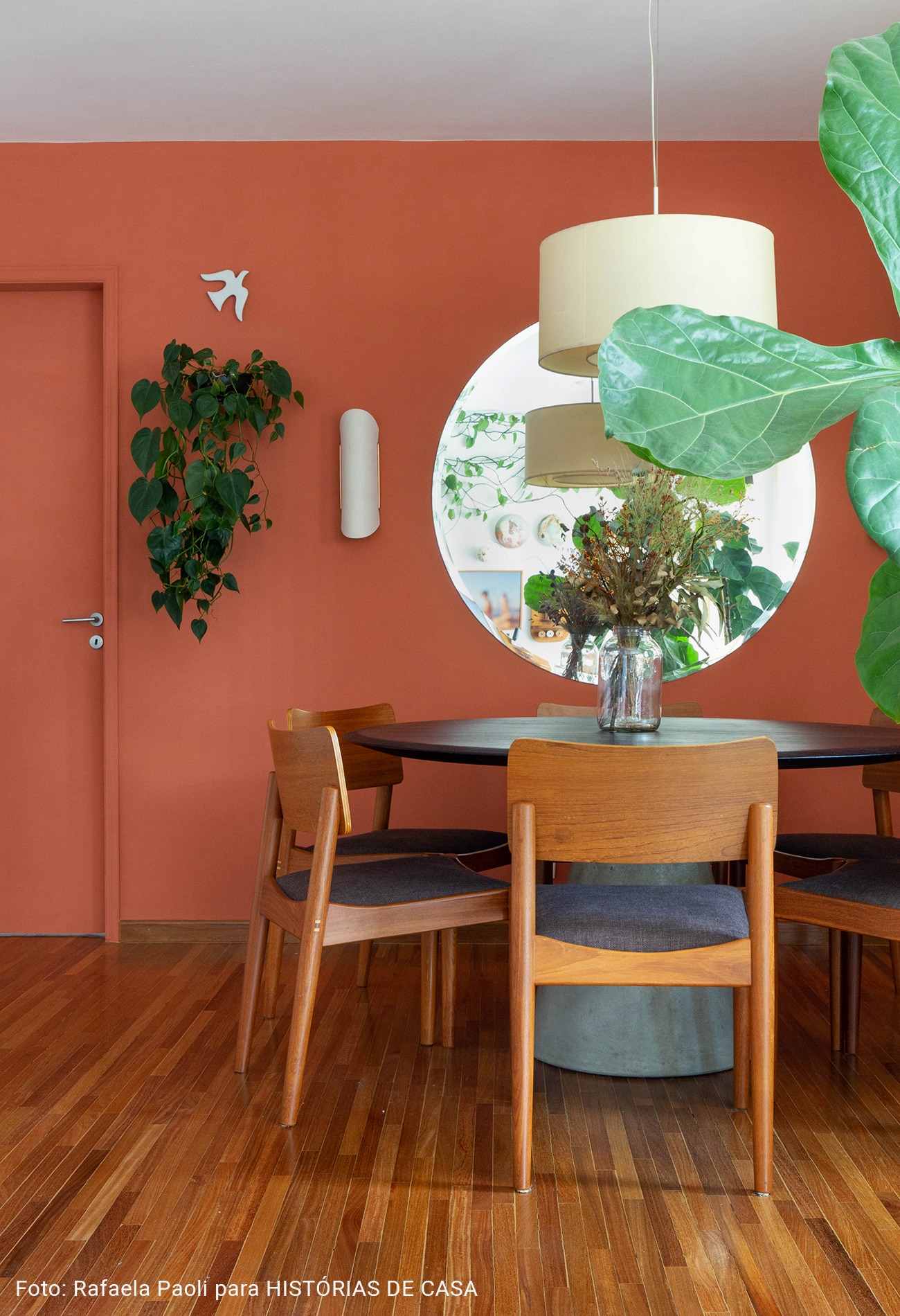 O apartamento colorido e vibrante da artista Joana Lira no Histórias de Casa