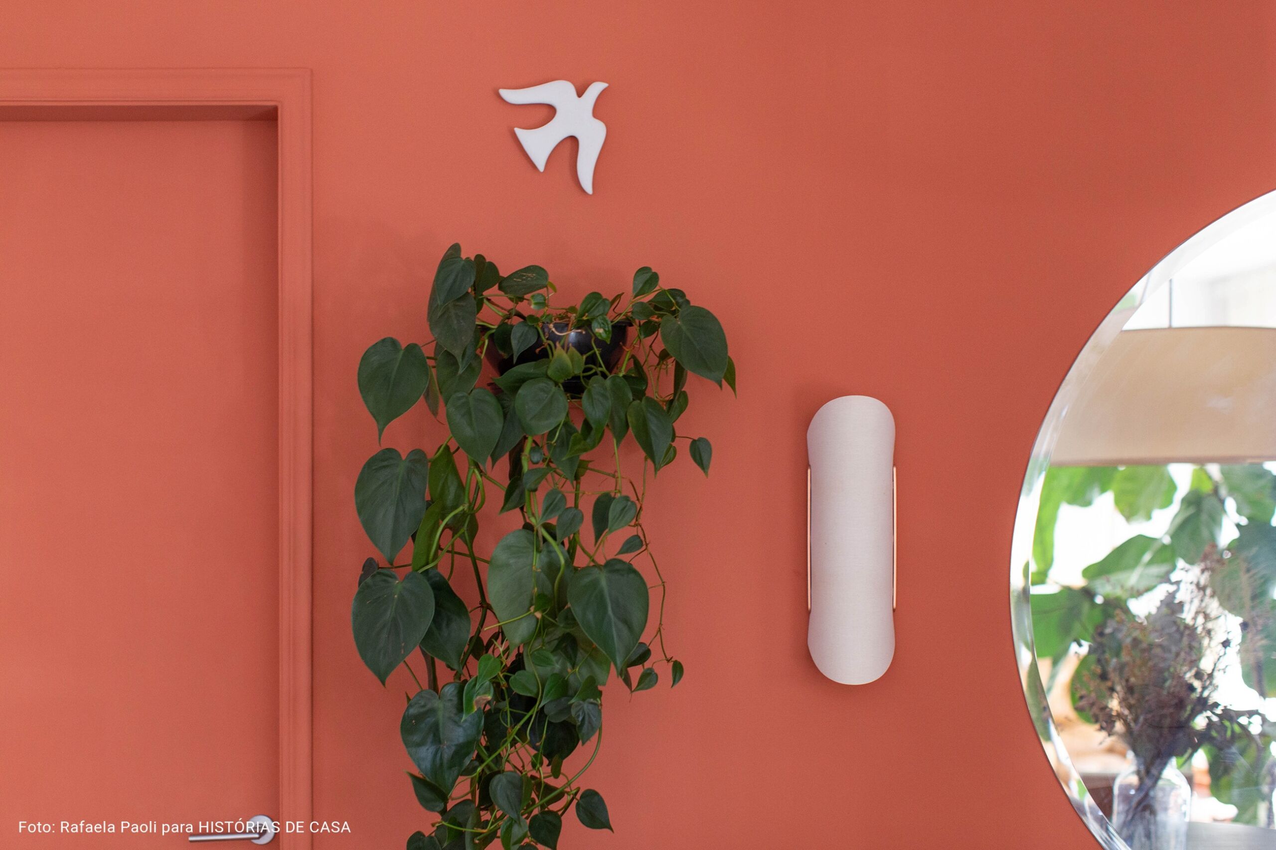 O apartamento colorido e vibrante da artista Joana Lira no Histórias de Casa