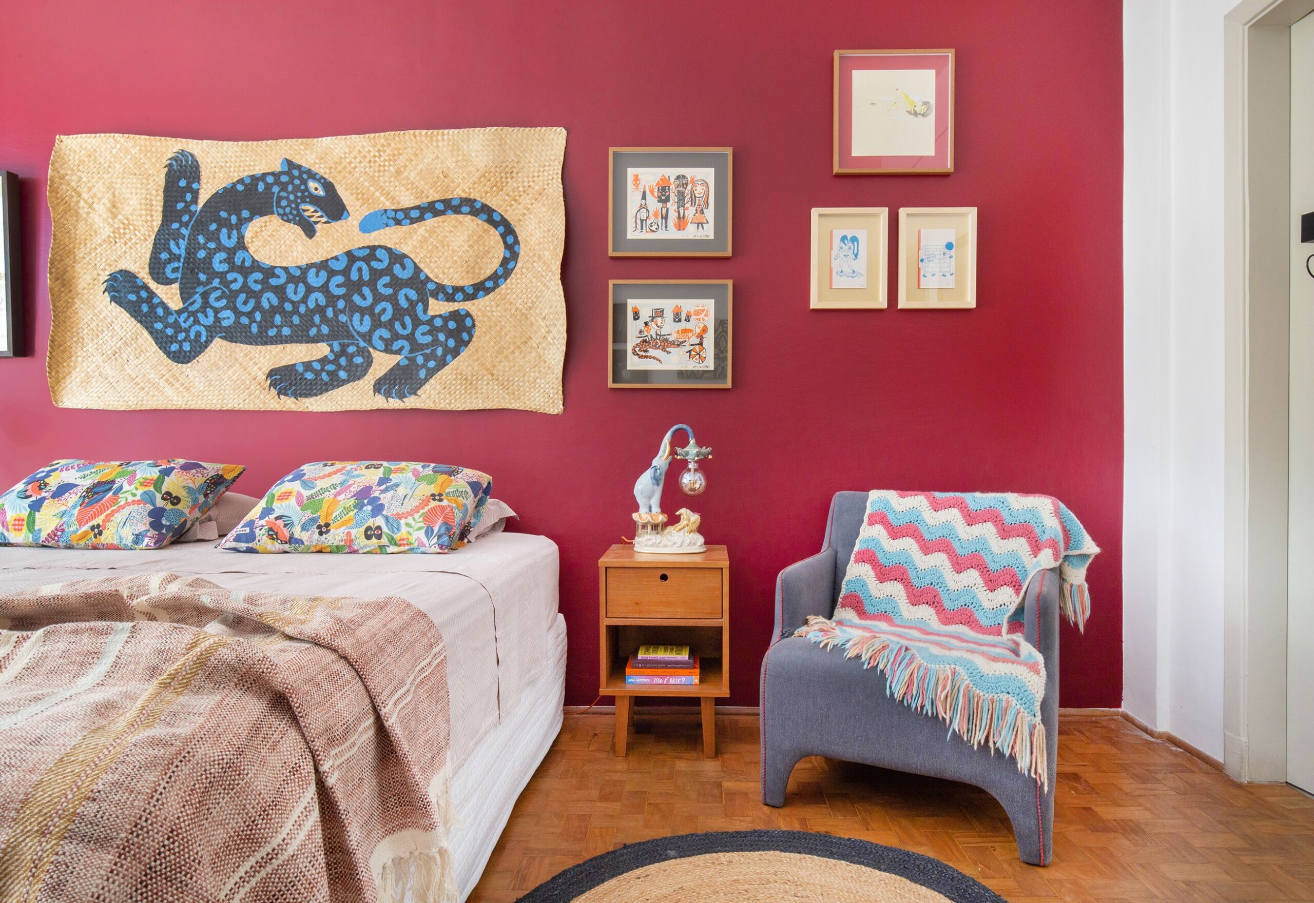 quarto com parede colorida e arte em palha