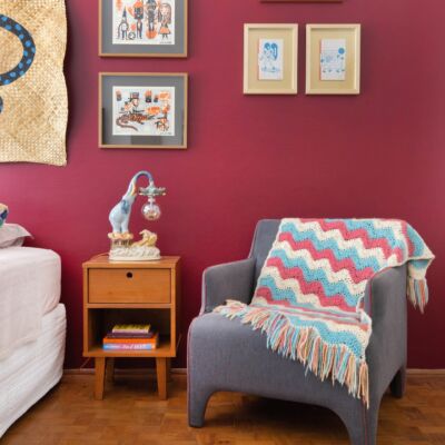 quarto com parede vermelha e tapete de palha