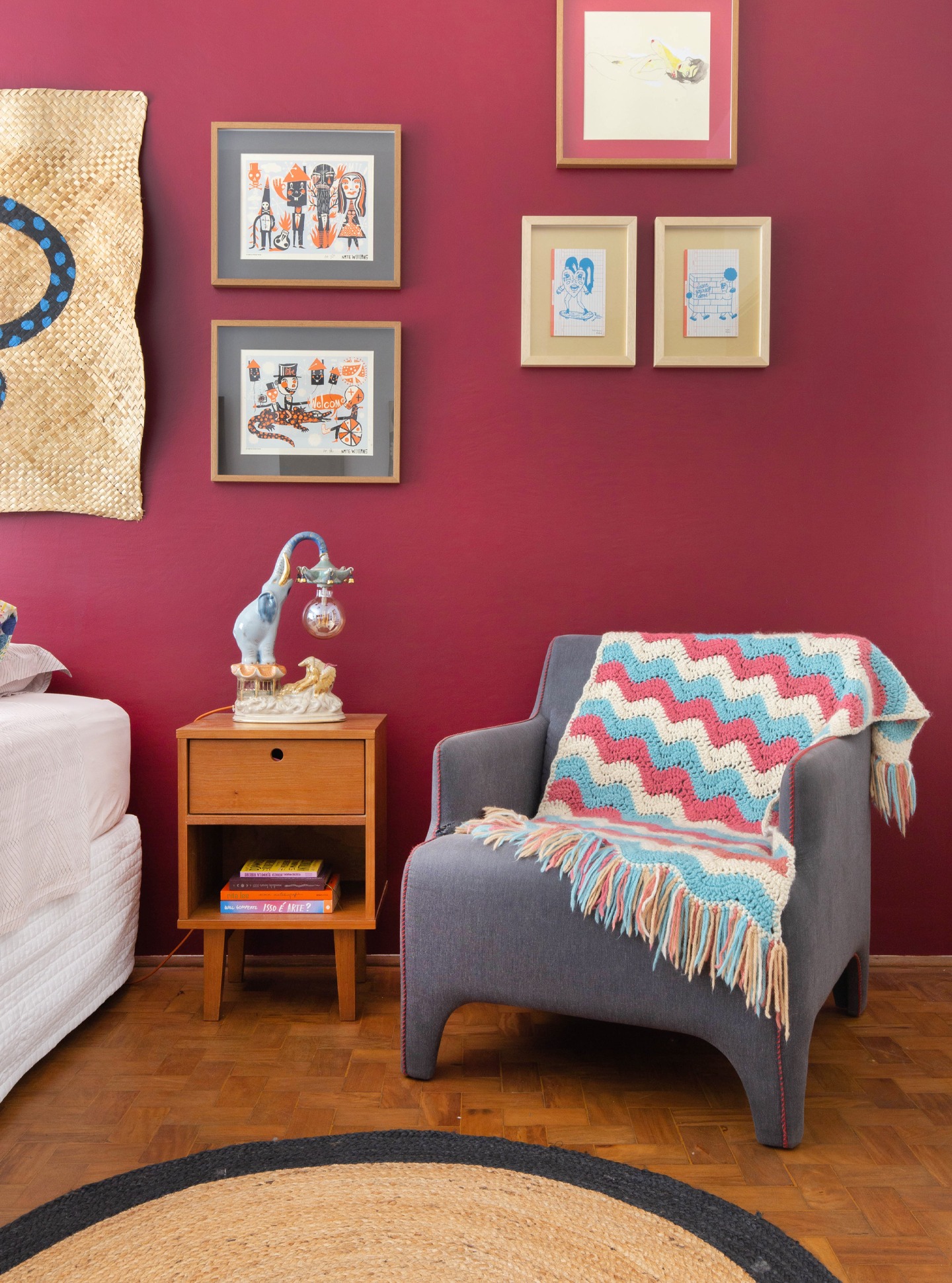 quarto com parede vermelha e tapete de palha