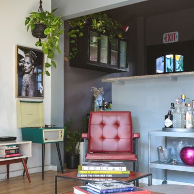 Casa de vila com estilo industrial e paredes coloridas