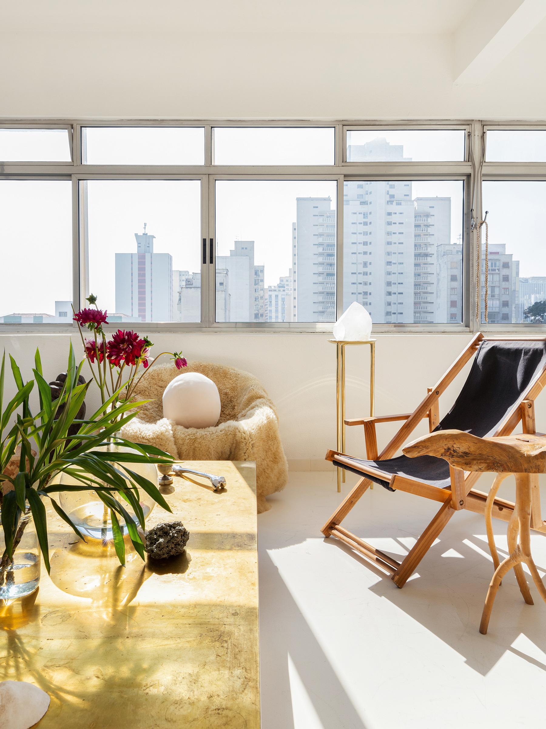 Apartamento antigo com piso branco e peças de design do Estúdio Orth