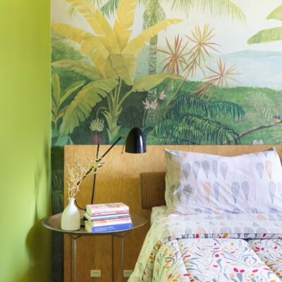 O apartamento colorido e vibrante da artista Joana Lira no Histórias de Casa