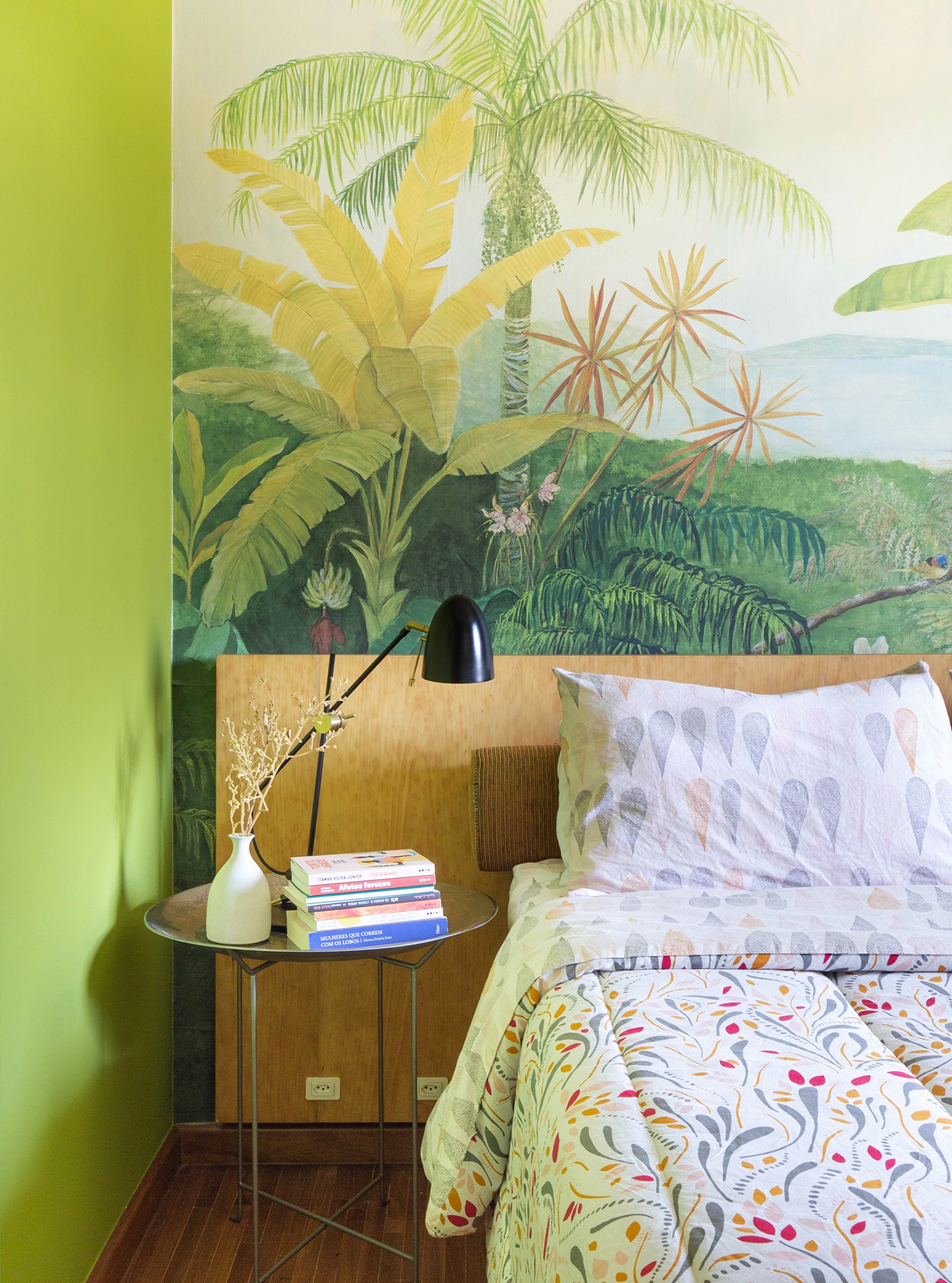 O apartamento colorido e vibrante da artista Joana Lira no Histórias de Casa
