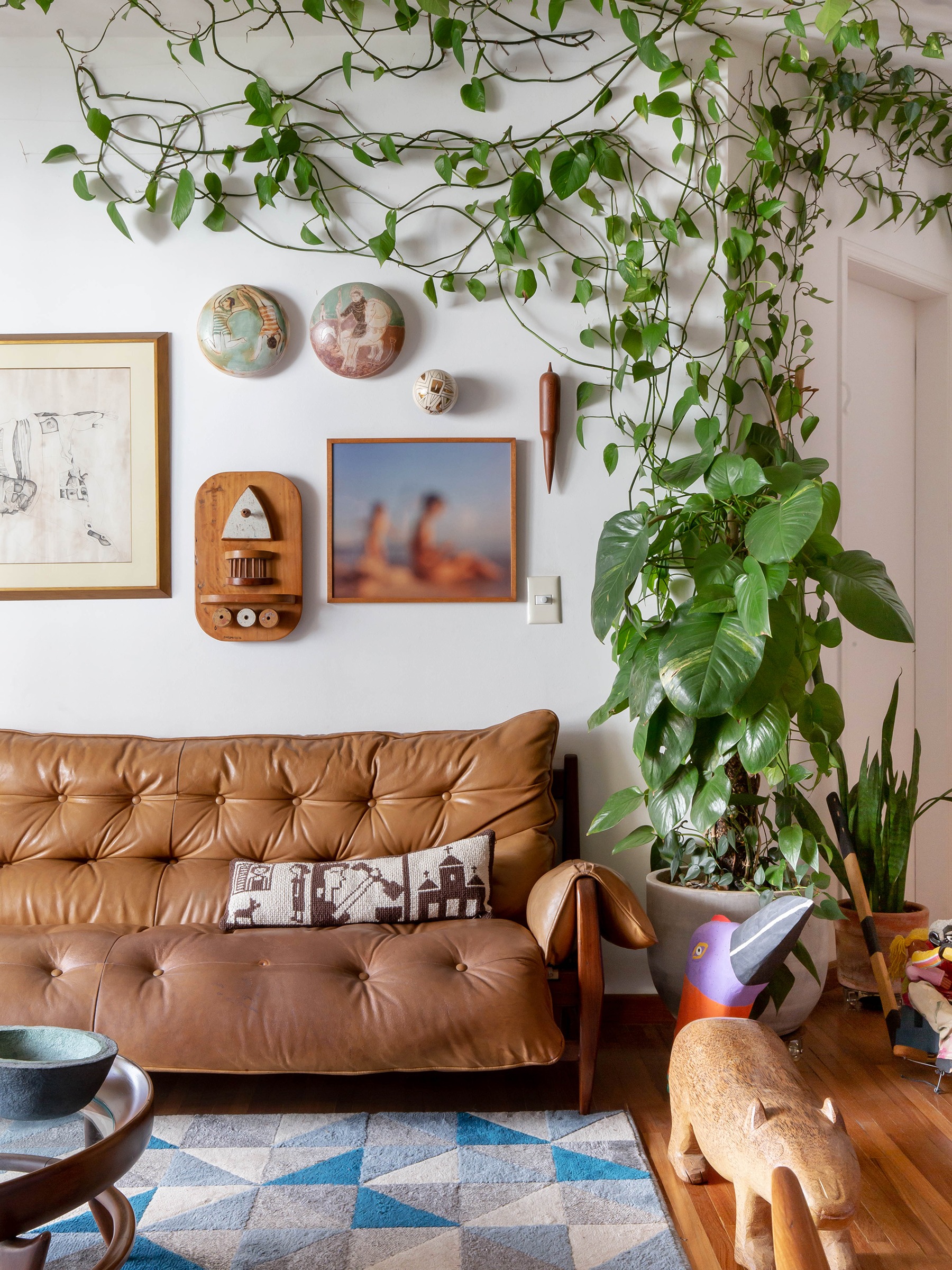 O apartamento colorido e vibrante da artista Joana Lira no Histórias de Casa