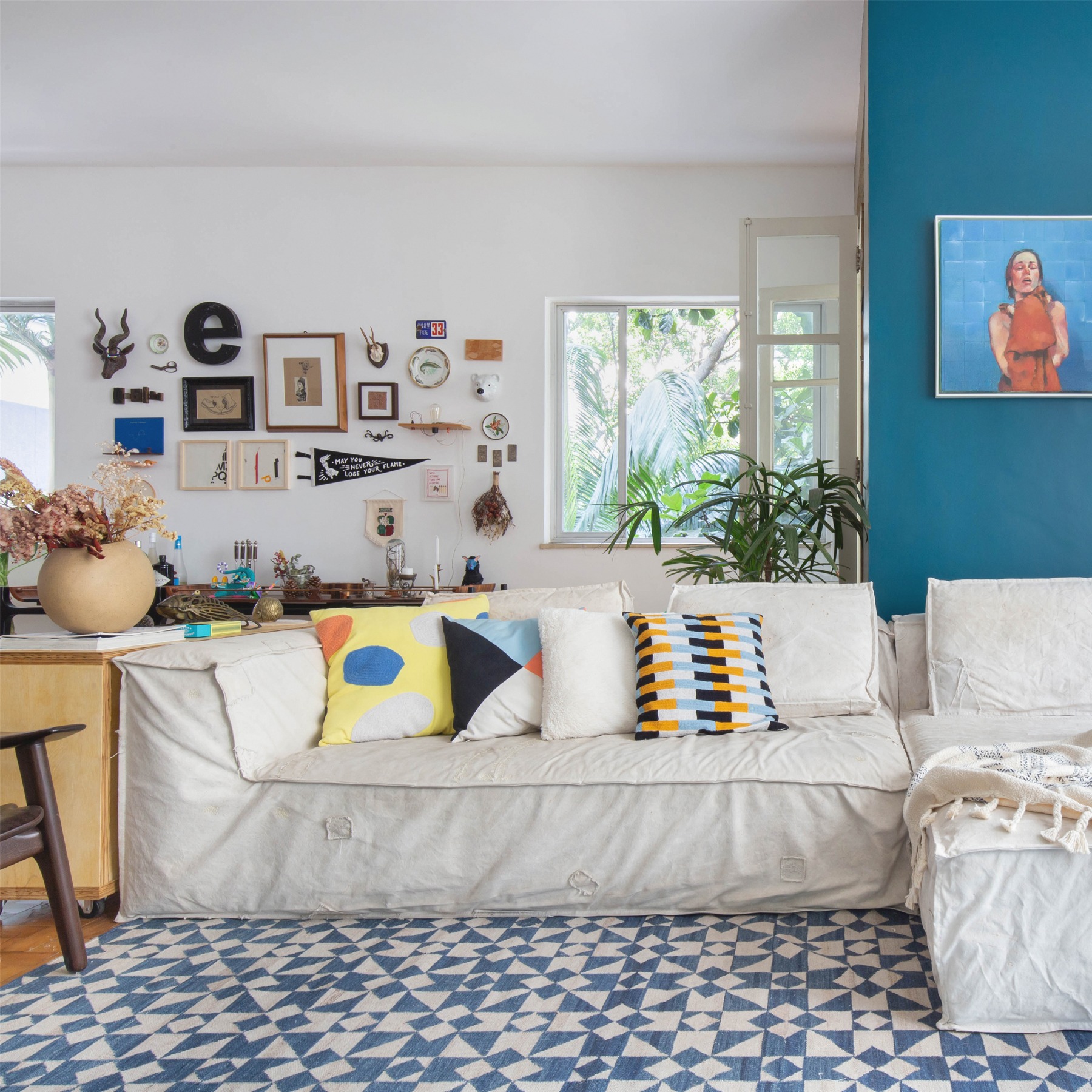 Apartamento com sofá de lona e parede azul