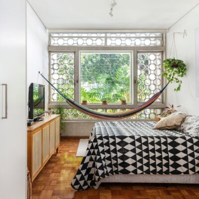 quarto com colcha geometrica e rede colorida