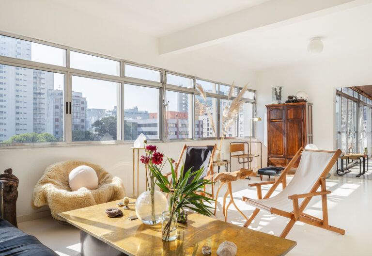 Apartamento antigo com piso branco e peças de design do Estúdio Orth